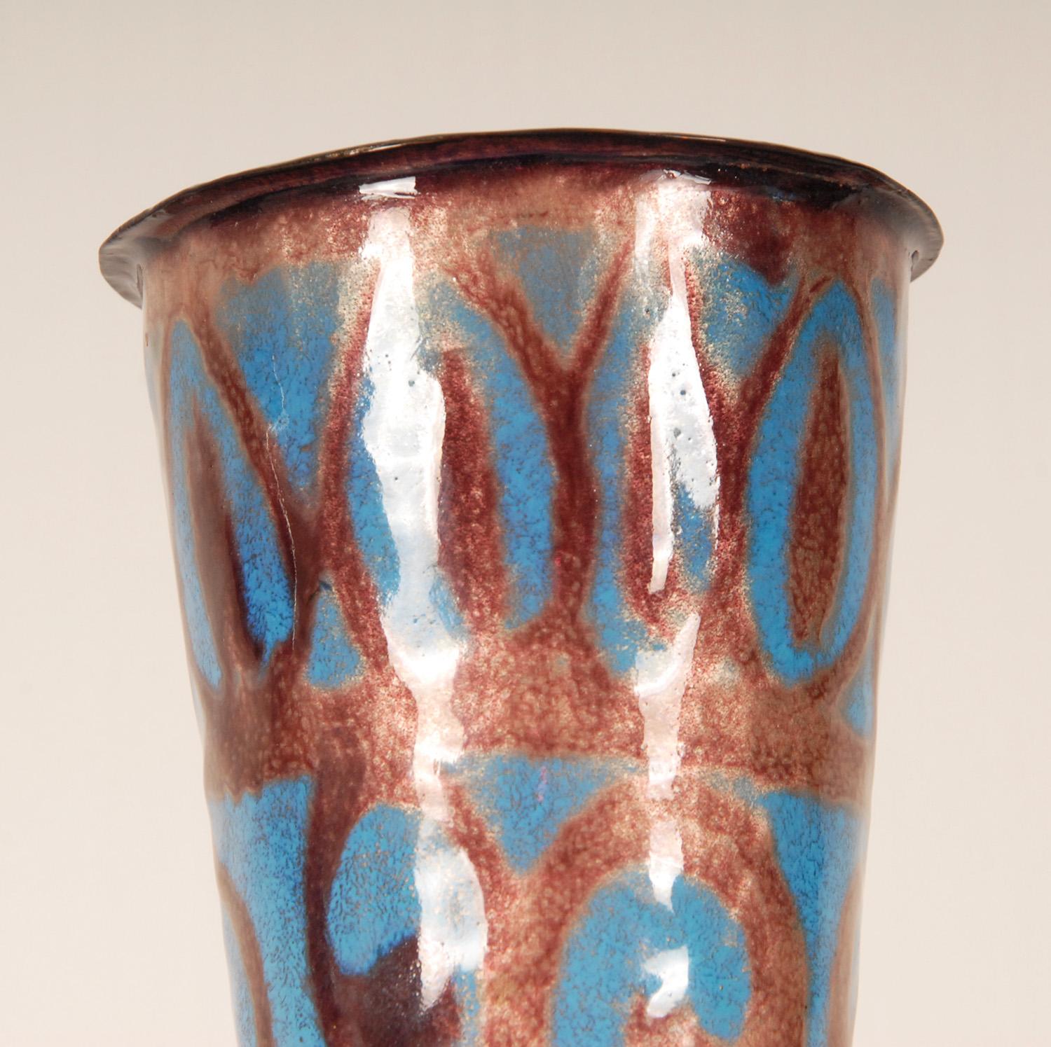 Début du 20ème siècle Vases Art Déco bleu turquoise et émail irisé sur cuivre motif géométrique Va en vente