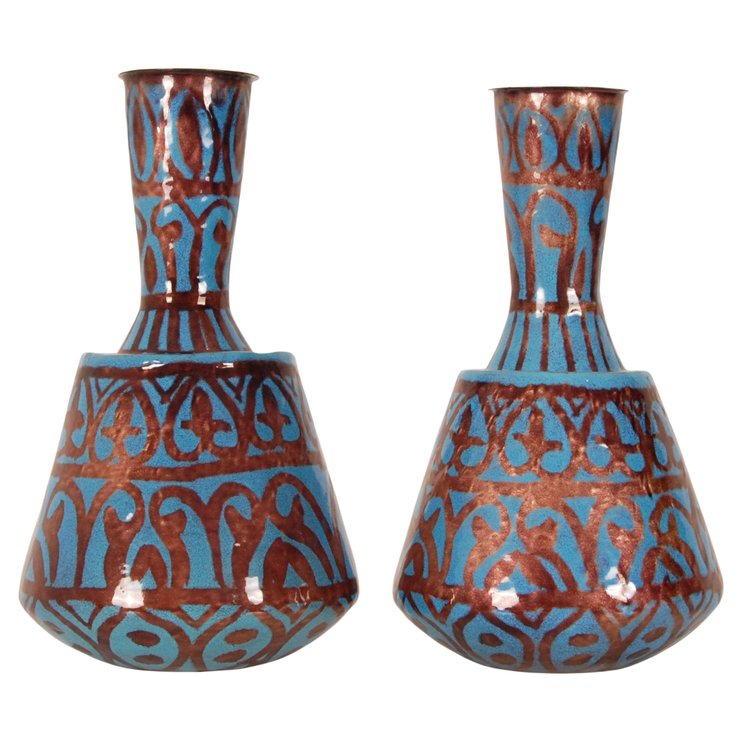 Vases Art Déco bleu turquoise et émail irisé sur cuivre motif géométrique Va en vente