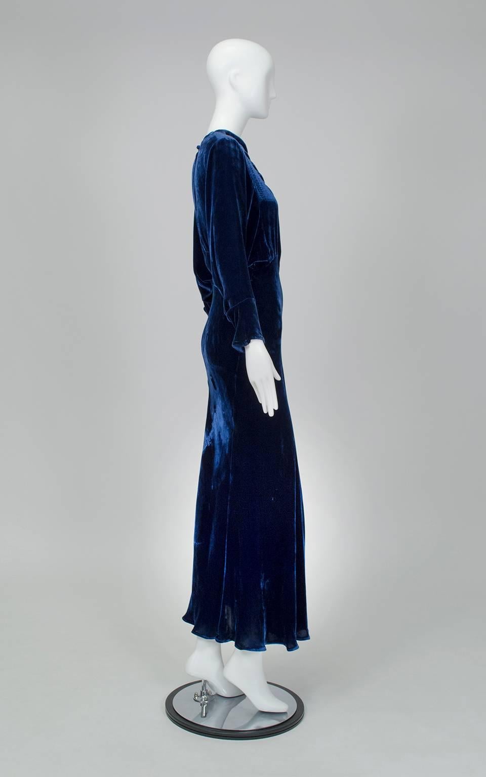 With its liquid draping and dramatic batwing sleeves, this gown would be right at home on the Columbia Pictures logo. Unapologetically Art Deco, it fully covers the body but reveals every curve thanks to a sinewy bias cut and luxuriously-clingy silk