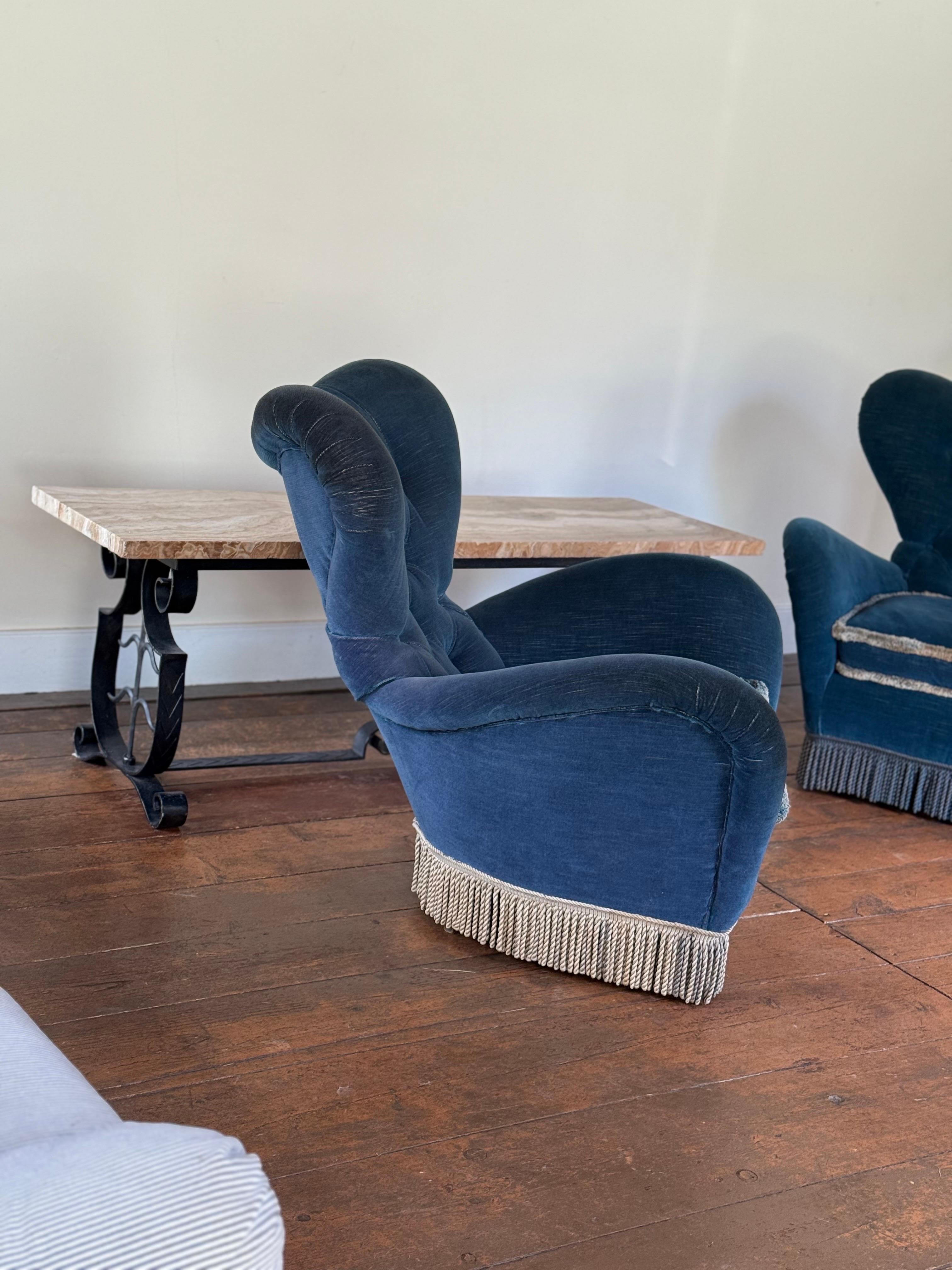 Fauteuils club Art déco en velours avec dossier à boutons en vente 8