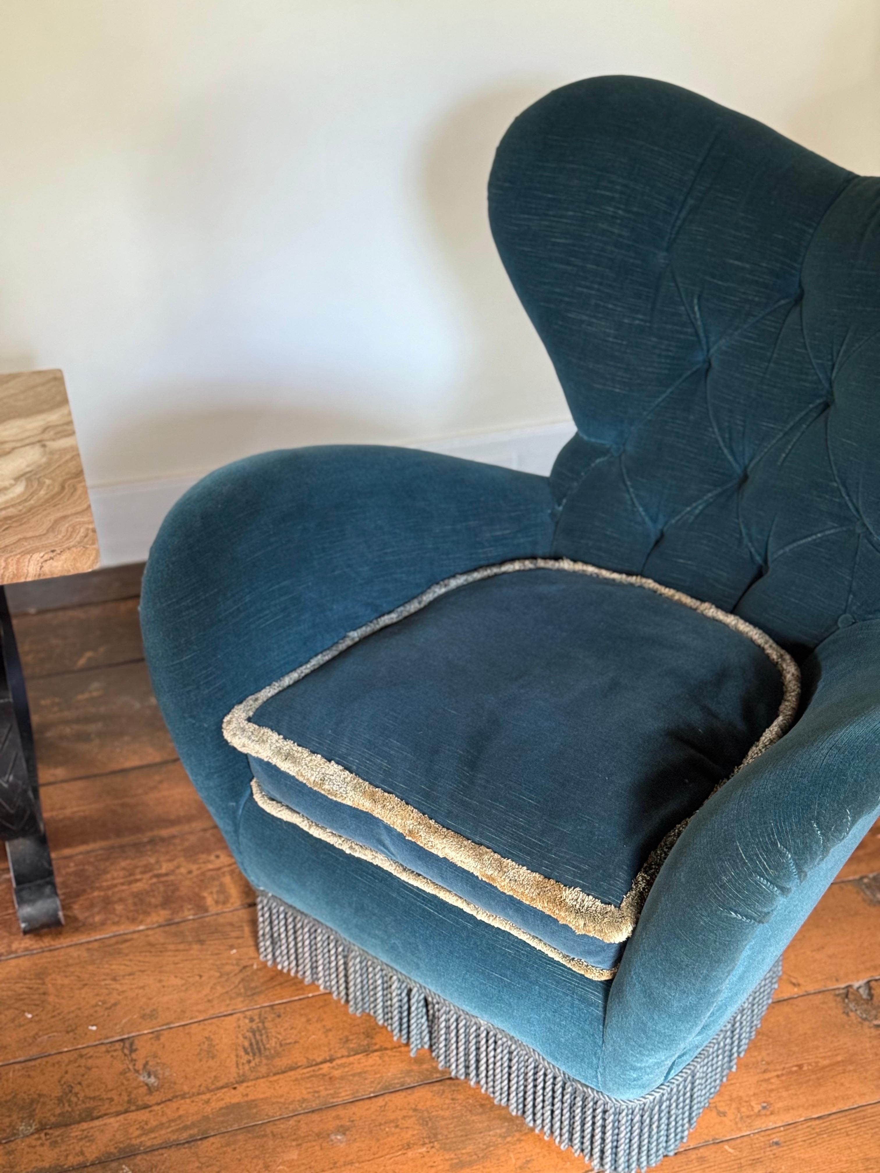 Il s'agit d'une paire de chaises longues italiennes à dossier boutonné, revêtues d'un velours couleur paon vibrant avec des franges contrastantes.  Les lignes exagérées et les couleurs vives donnent une touche d'audace à toutes les pièces où ils se