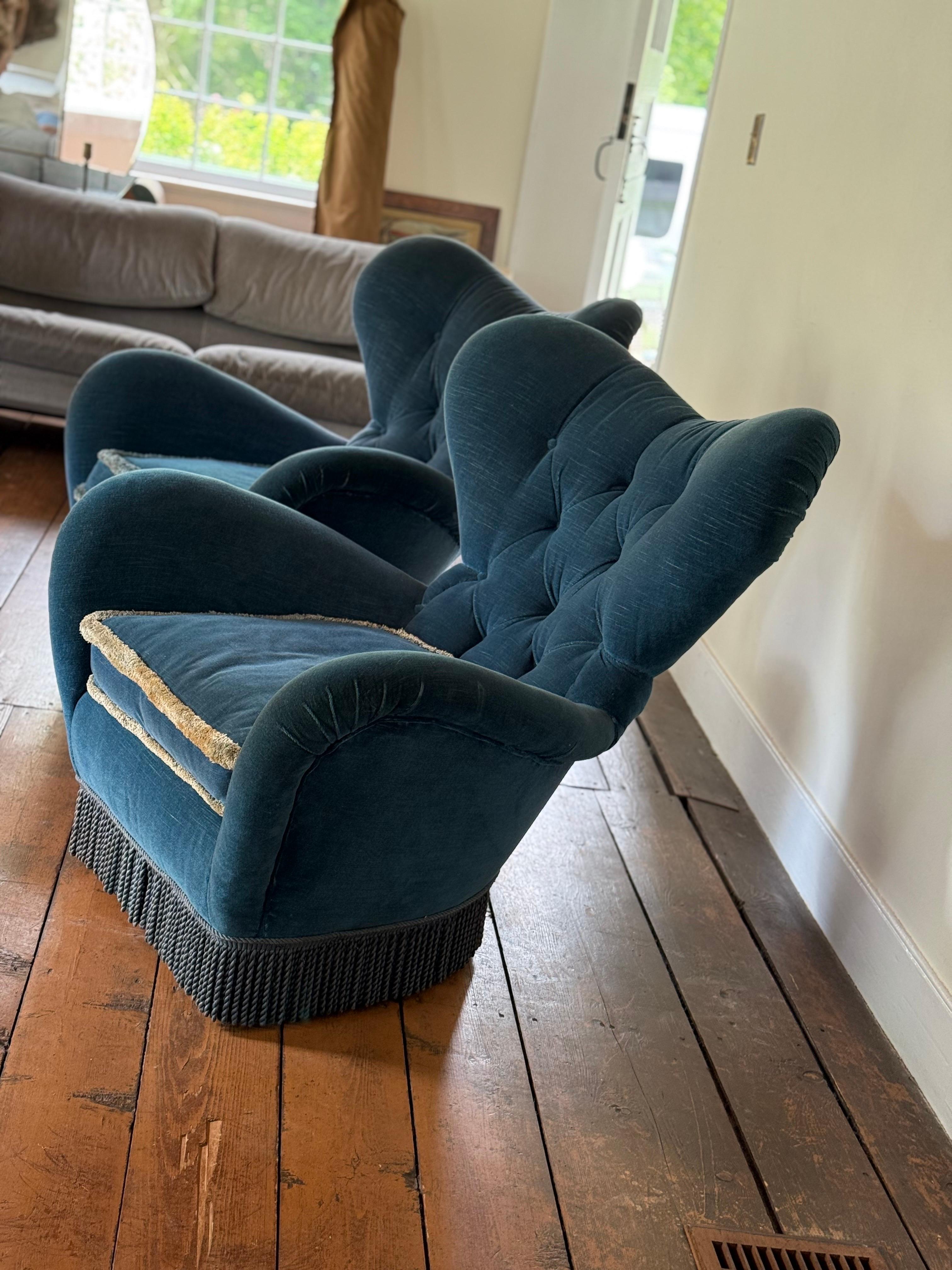 Milieu du XXe siècle Fauteuils club Art déco en velours avec dossier à boutons en vente