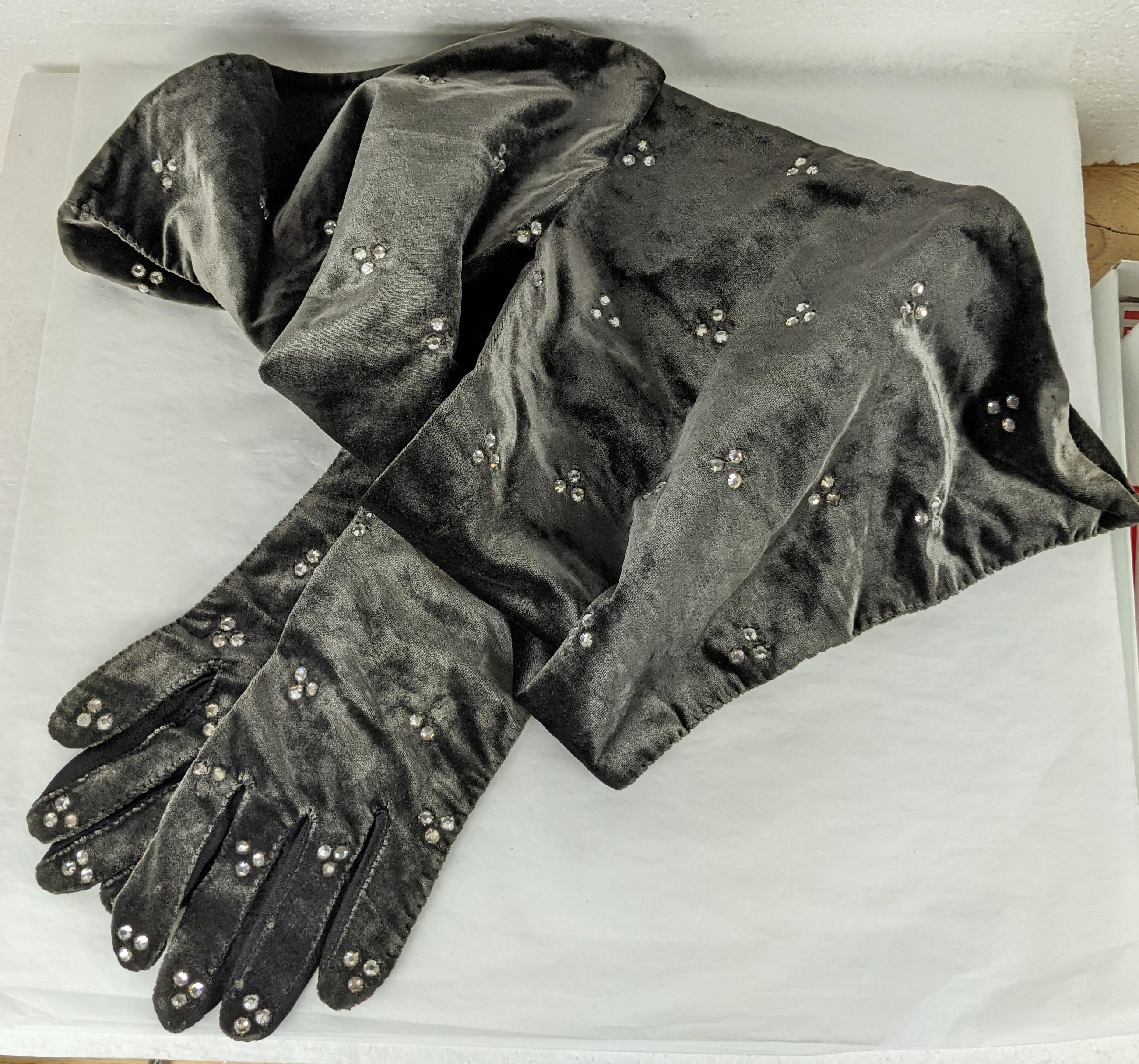 Art Deco Samt Pave Abend Handschuh und Mütze Set (Grau) im Angebot