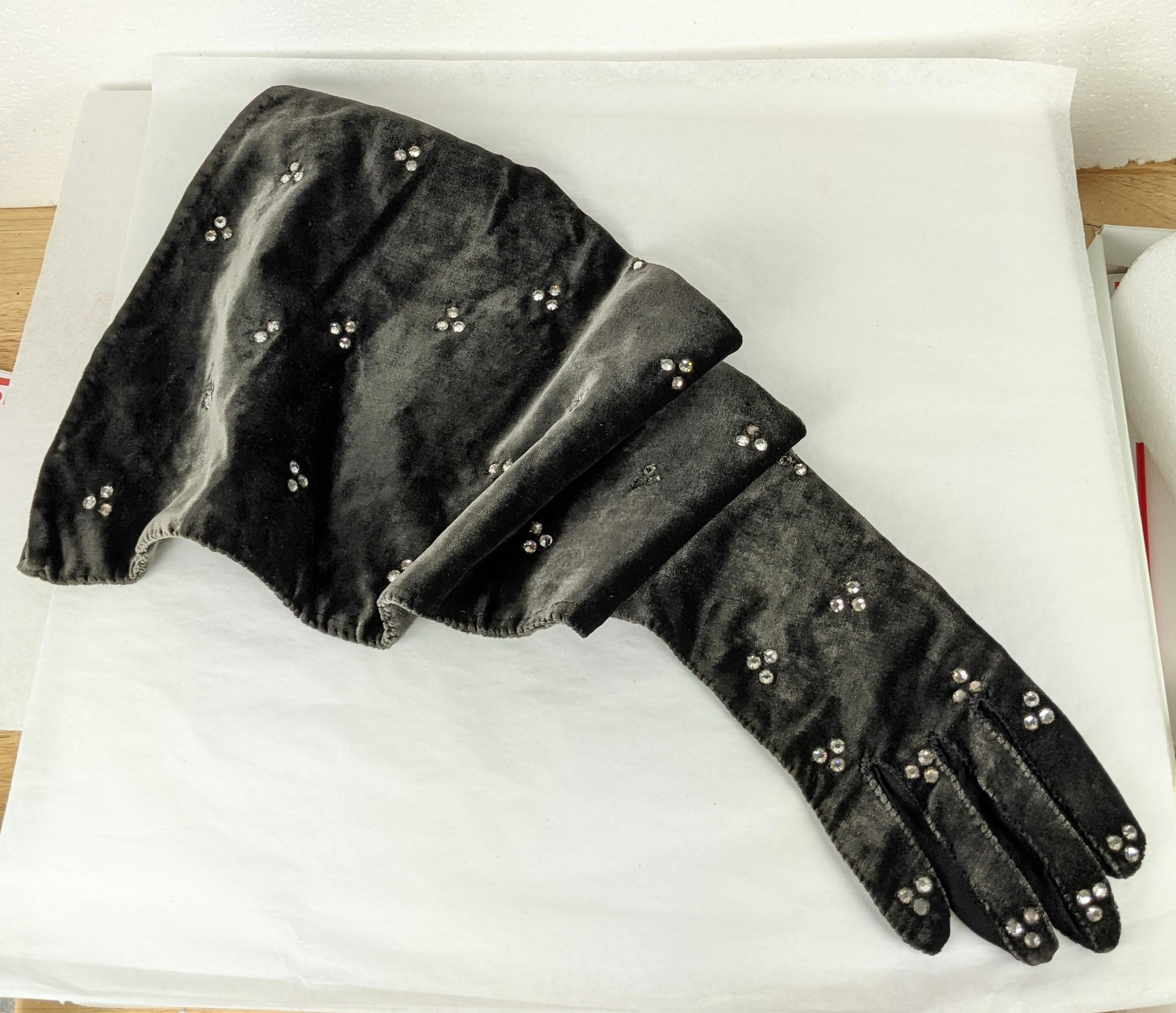 Art Deco Samt Pave Abend Handschuh und Mütze Set im Zustand „Gut“ im Angebot in New York, NY