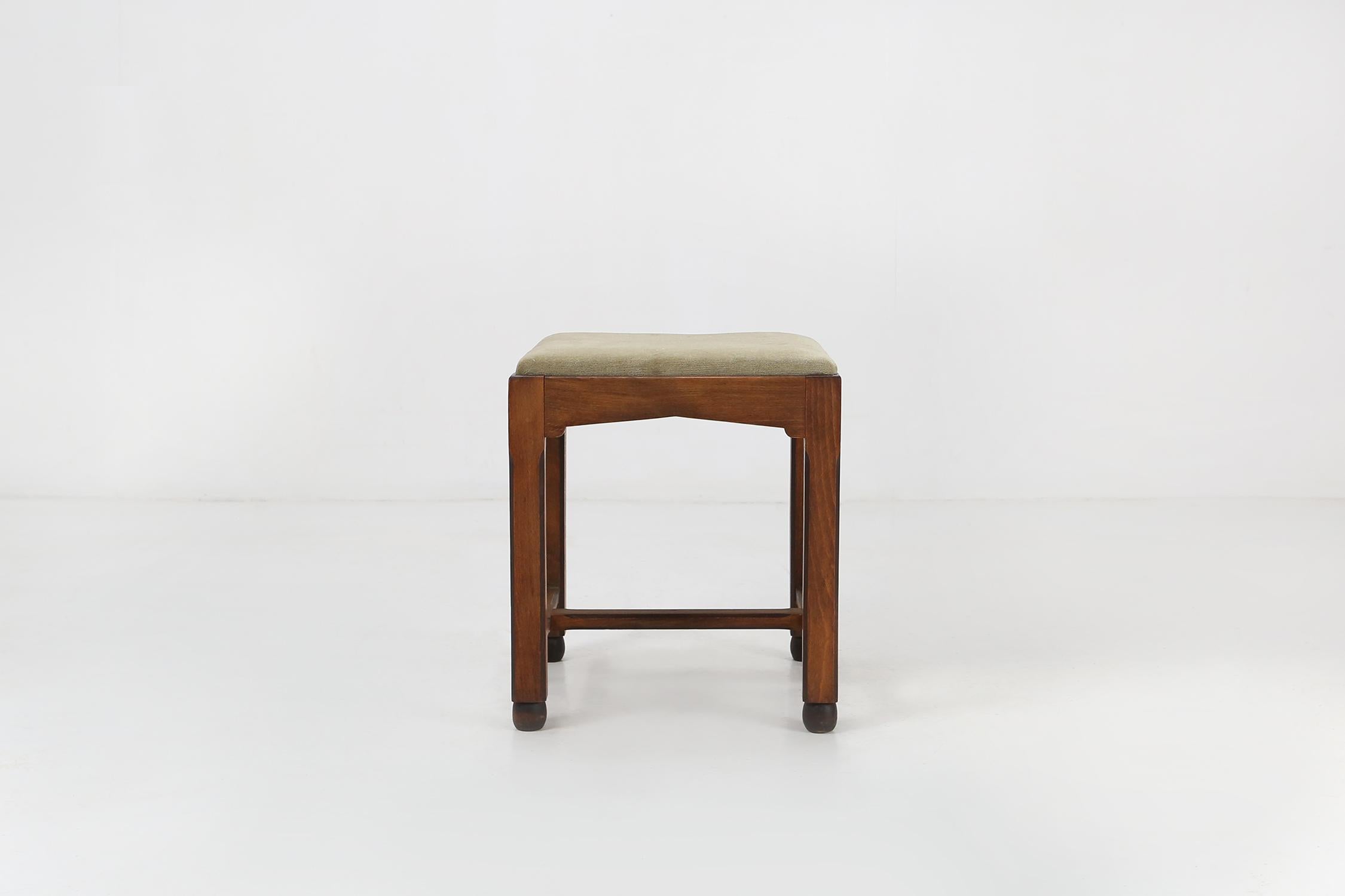 Art Deco stool in oak wood and velvet seat.
Can be used as foot stool or as stool.