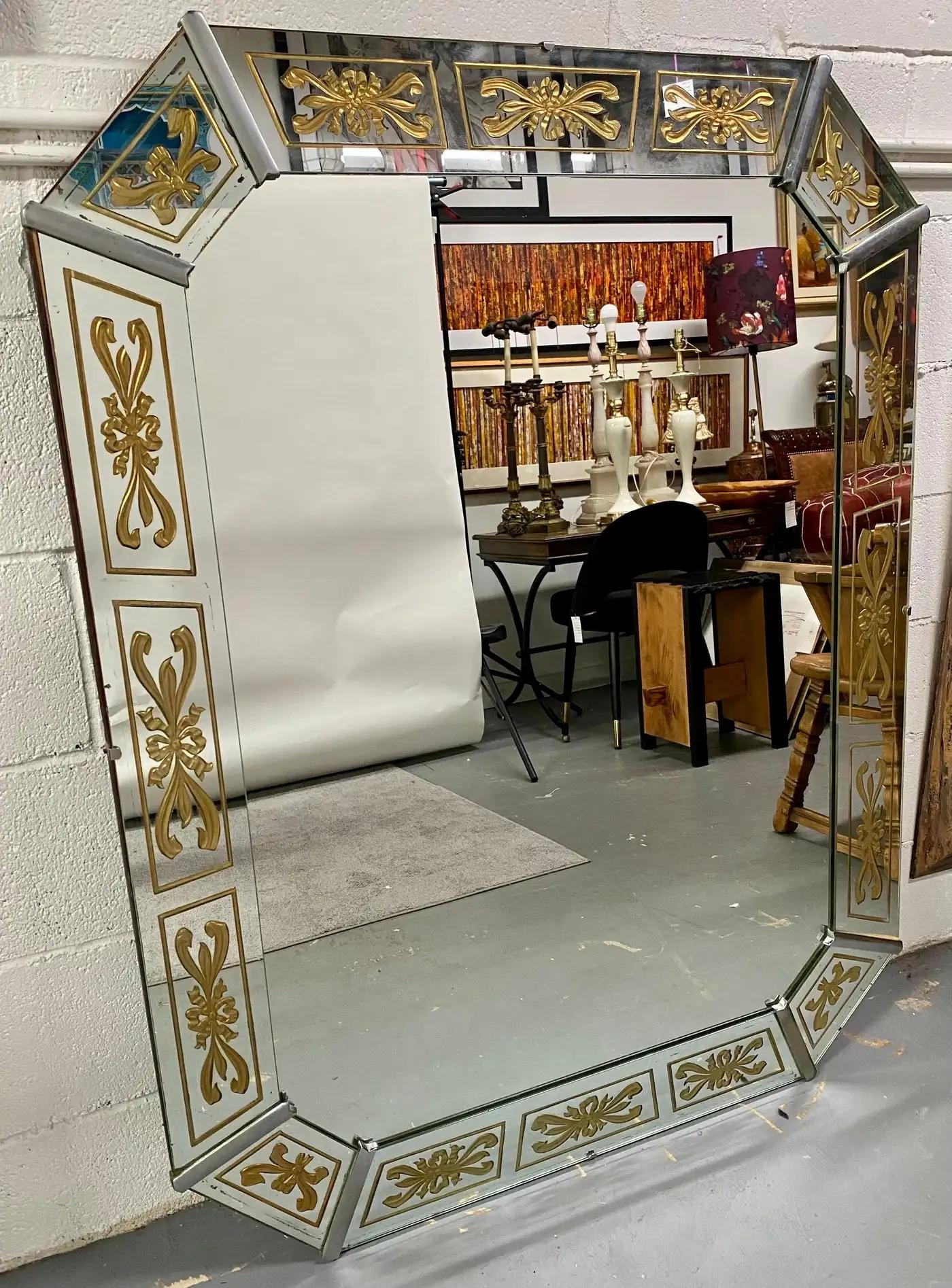 Espejo de Pared Grande Art Decó Veneciano Eglomise Diseño Lazo y Cinta Dorados en Bueno estado para la venta en Plainview, NY
