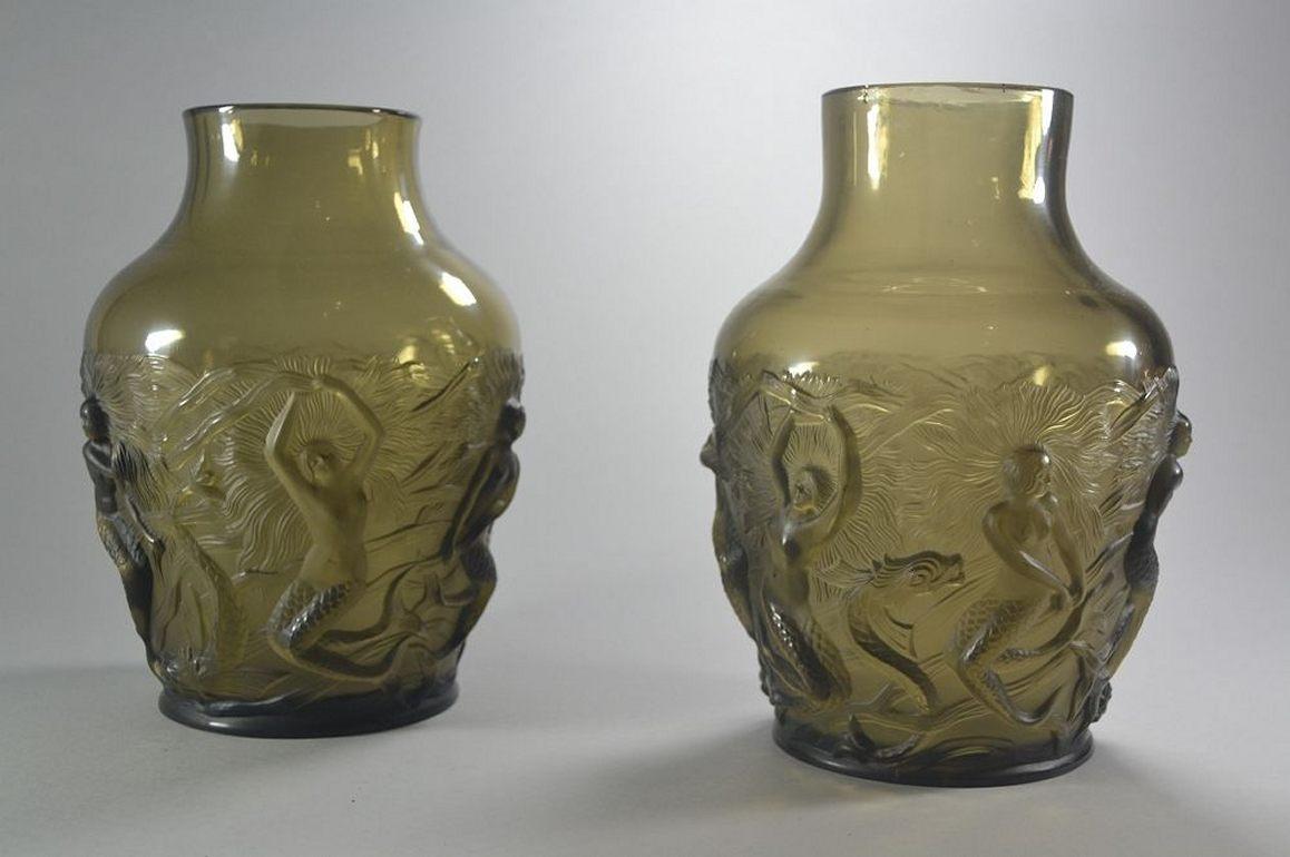 Verlys
A pair of art deco vases with mermaids. Lalique quality.
Circa 1930.
A couple of tiny chips on mermaids reflief. Hard to catch with camera and hard to see.
Vases shape, as hand-blown, are very slightly different.
Each vase 25 cm high, 18