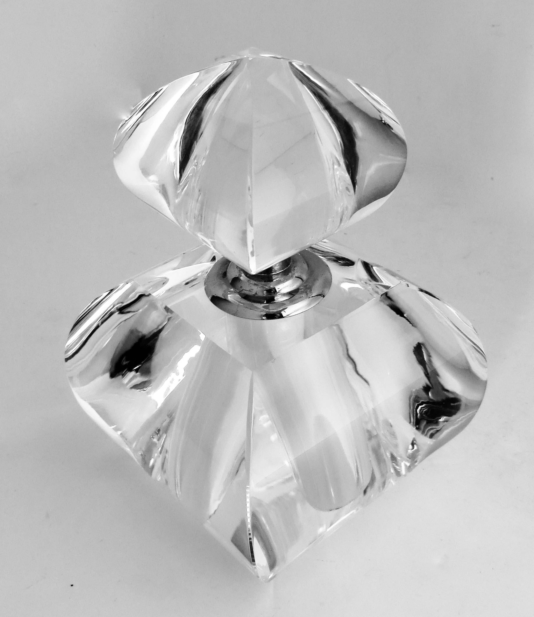 Flacon de parfum français Art Déco non typique de grande taille, vers 1935 ; très profond et bien fait et complètement original avec son contenant, son bouchon et sa boule en excellent état ; il n'y a pas de fissures, de cassures, d'ébréchures ou de