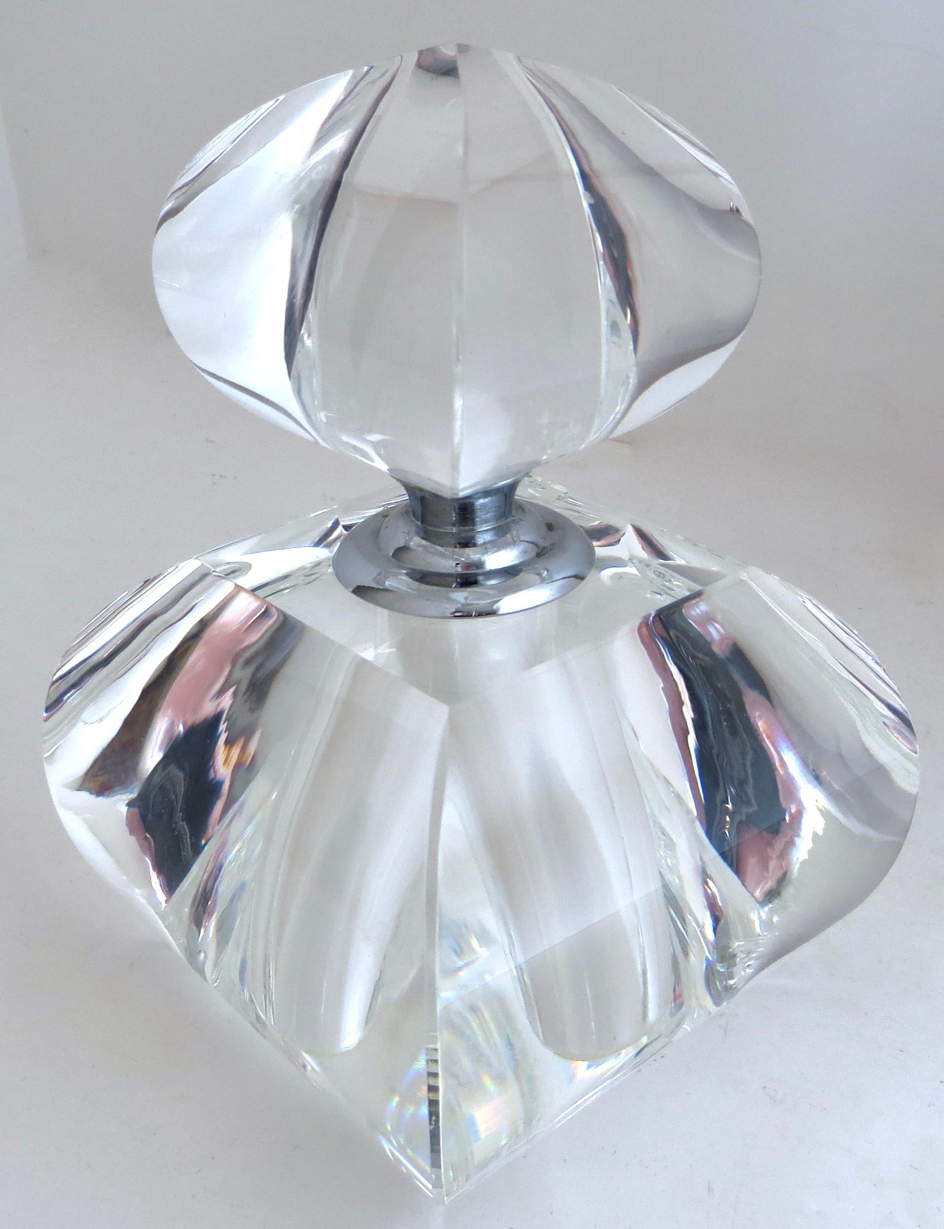 Fait main Très grande bouteille de parfum en verre taillé français de qualité supérieure, datant d'environ 1935 en vente