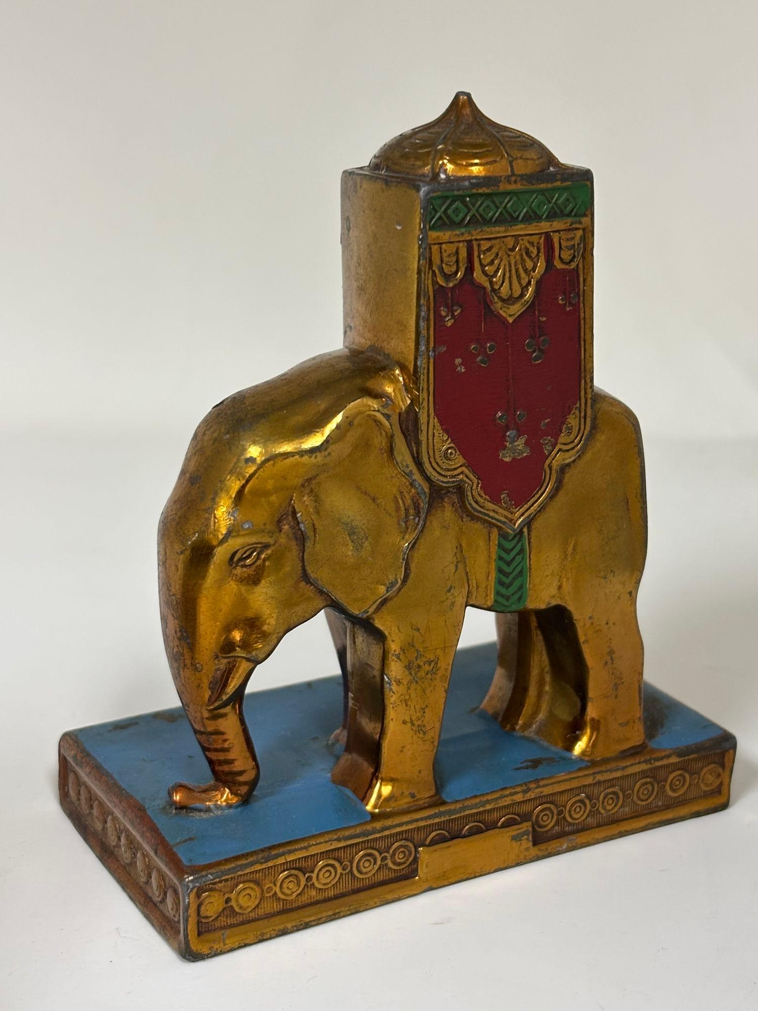 Vintage Art Deco viktorianischen anglo-indischen Stil collectible Elefant in Kupfer Bronze mit blauen, grünen und roten Emaille Metall Briefbeschwerer.
Collectional Elefanten-Briefbeschwerer aus anglo-indischem Metallguss auf einem