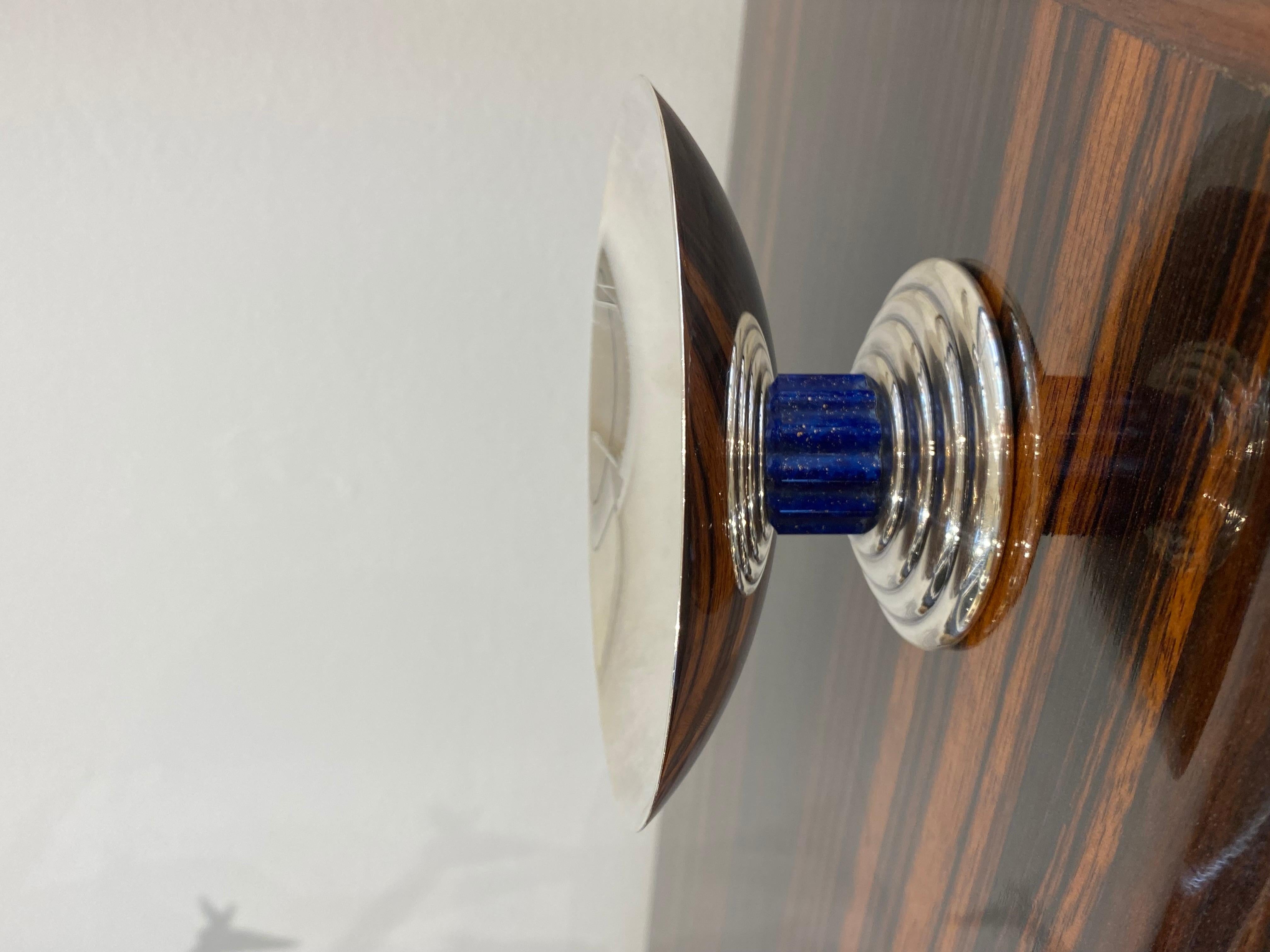 Tazza/compote Art Déco Jean E. Puiforcat petit tazza en métal argenté avec une tige en forme de colonne bleue, sur base étagée. Estampillé 