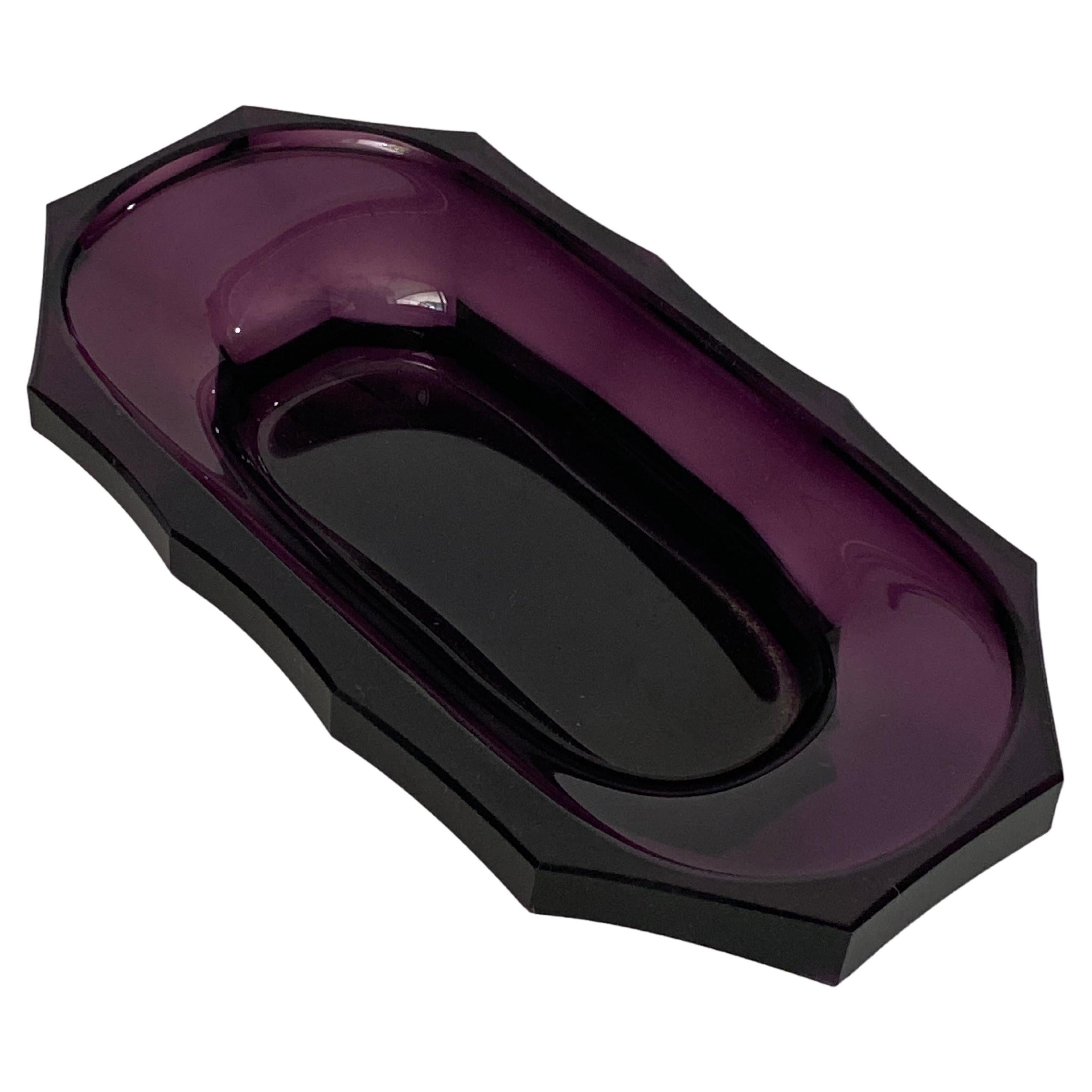 It is an Art Deco ashtray, in glass, with purple color transparencies. It was made in Art glassworks, in France in the 1940s. It is a decorative Vide poche.