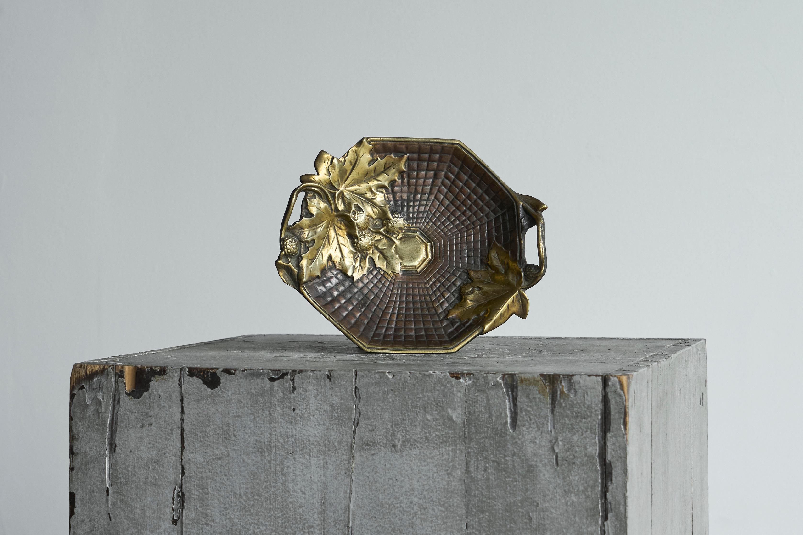 Vide Poche ou bol à feuilles en laiton massif Art Déco 1930.

Magnifique et assez grande vide poche ou bol en laiton massif dans un style art déco très distinct. Décoré de feuilles et de vignes - combinées à un motif géométrique saisissant.