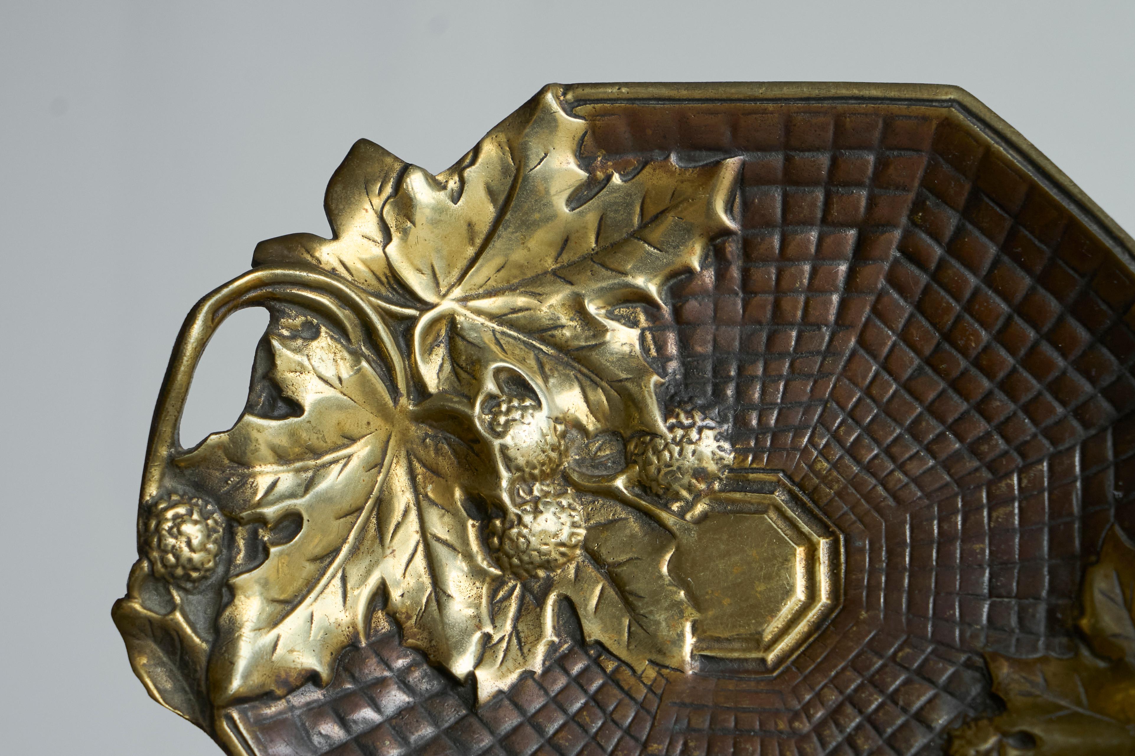 Art déco Vide Poche ou bol à feuilles en laiton massif Art Déco 1930s en vente