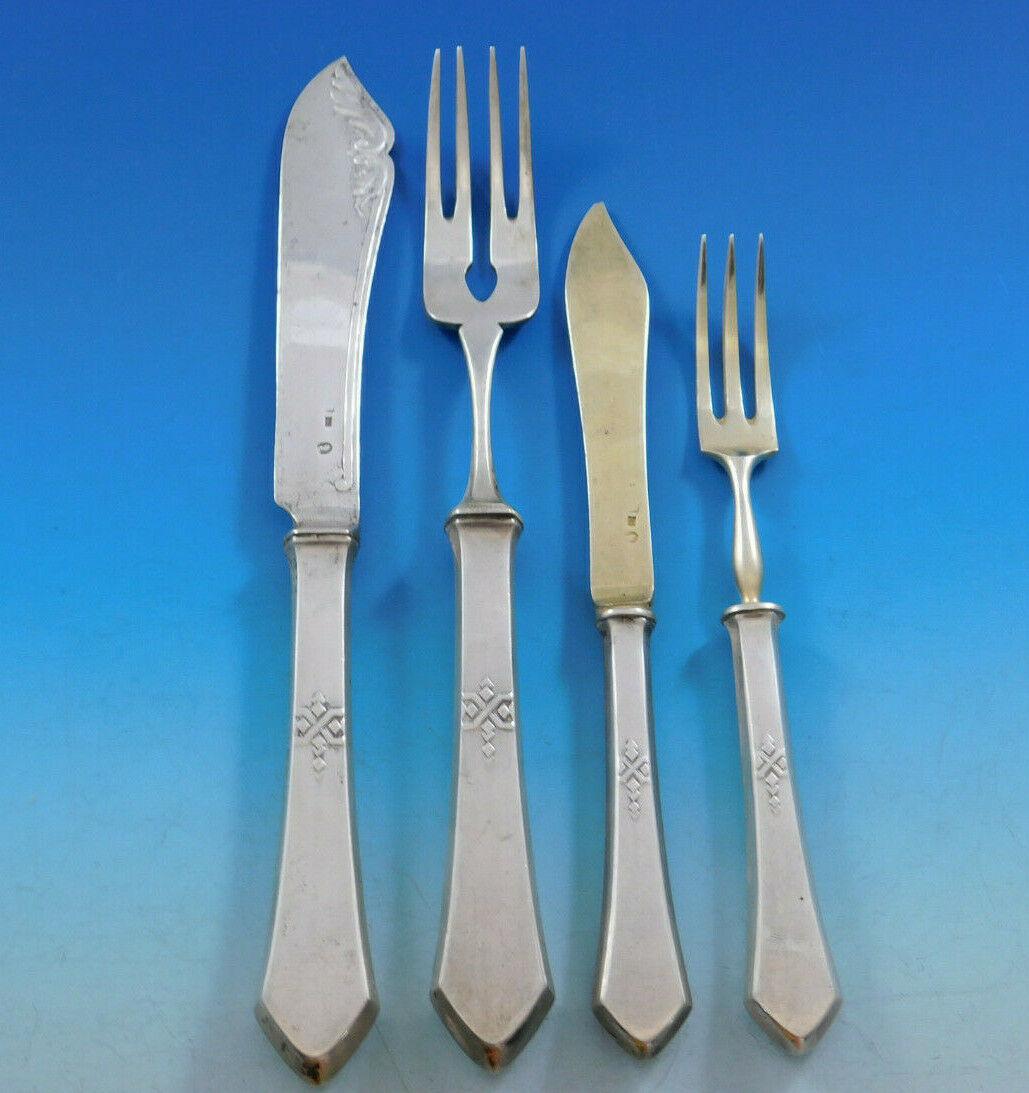Superbe service d'argenterie de qualité supérieure en argent 800 Art déco de Vienne, Autriche - 165 pièces. Cet ensemble comprend :


10 couteaux de table, 10 pouces
10 fourchettes de table, lourdes, 8 3/8