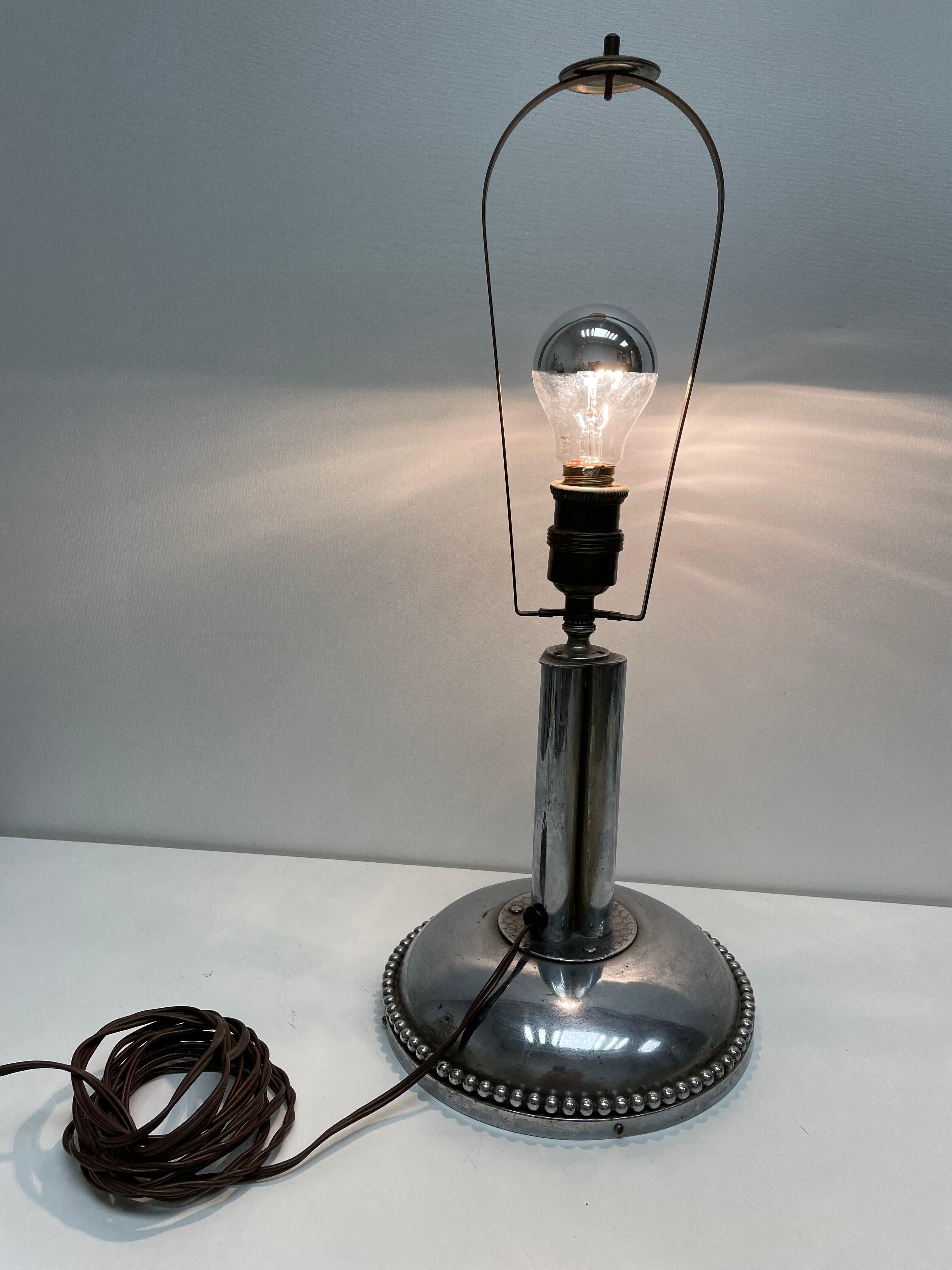 Vernickelte Wiener Art-Déco-Tischlampe mit Fuß, Vintage, 1920er Jahre (Art déco) im Angebot