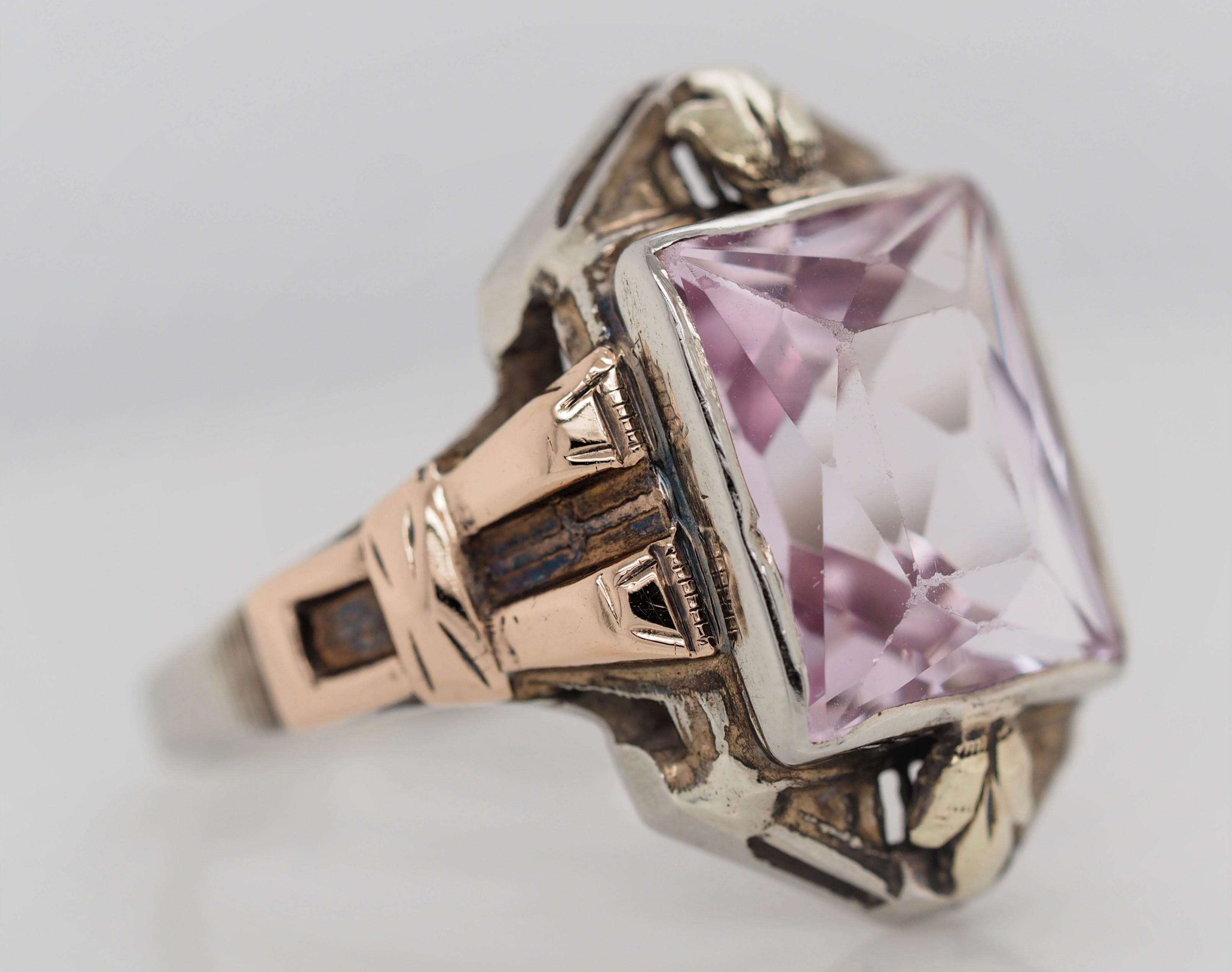 Beschreibung: 
Dieses Stück ist eine echte Art-déco-Schönheit! 
Dieser schöne Ring wäre eine großartige Ergänzung für die Sammlung eines jeden Antiquitätenliebhabers!

Artikel-Details: 
Ringgröße: 6
Metall Typ: 10K Weiß- und Gelbgold
Gewicht: 3