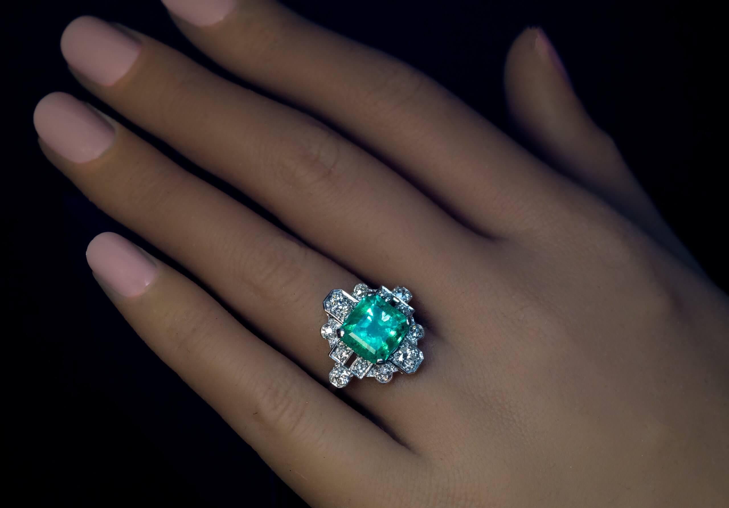 Art Deco Vintage 3.76 Ct Colombian Emerald Diamond Ring In Excellent Condition In Chicago, IL