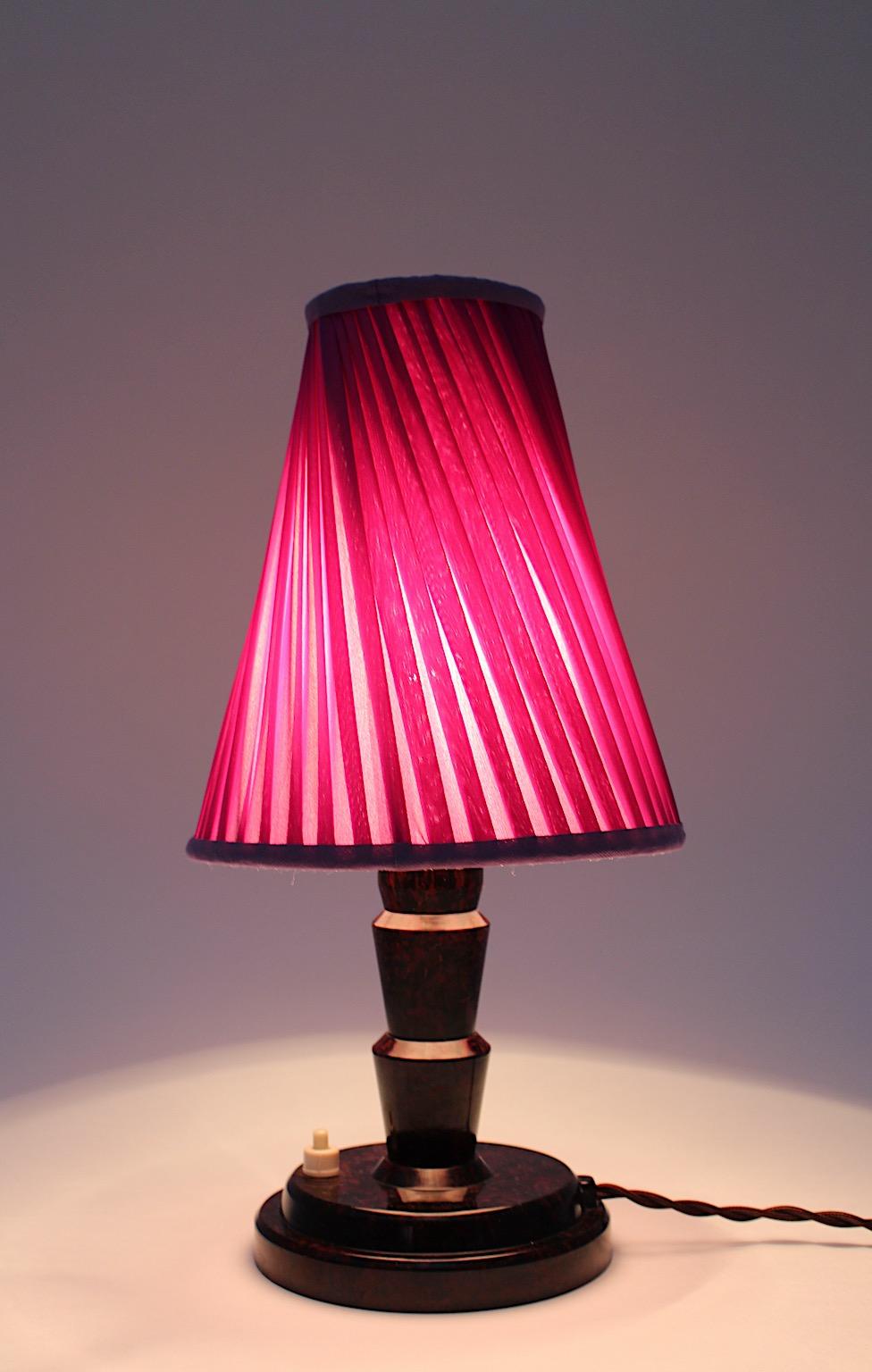 Lampe de table ou lampe de chevet Art Deco vintage en bakélite de couleur marron dans une belle forme de pagode Art Deco, tandis que le nouvel abat-jour fait main et sur mesure en tissu lavande lilas montre la forme originale avec des plis
