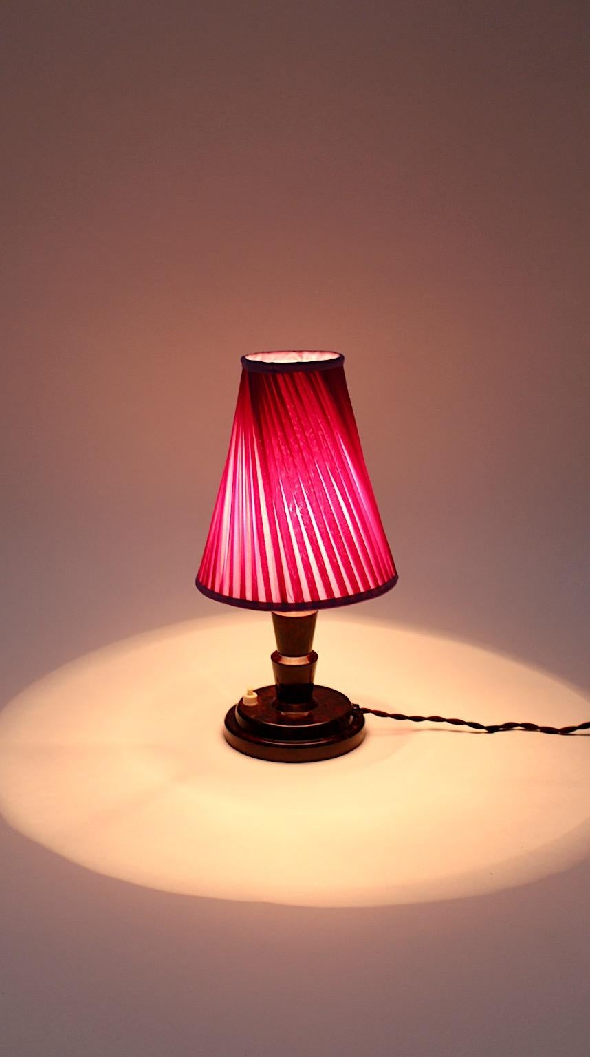 Autrichien Lampe de table Art Déco vintage plissée lilas, Autriche, années 1930 en vente