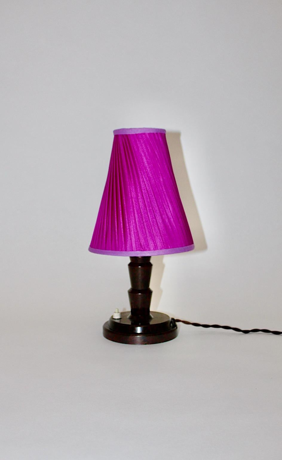 Lampe de table Art Déco vintage plissée lilas, Autriche, années 1930 Bon état - En vente à Vienna, AT