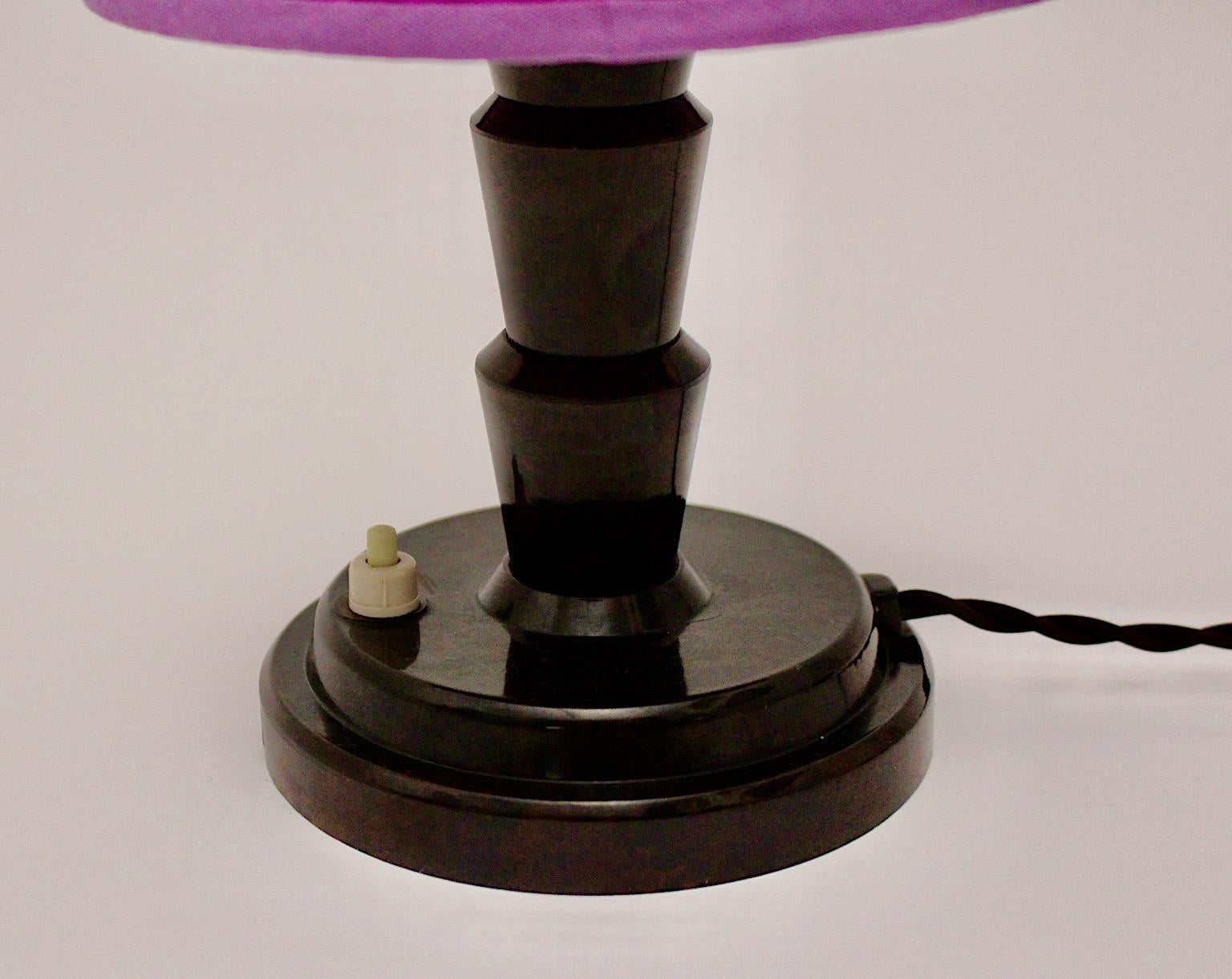 Milieu du XXe siècle Lampe de table Art Déco vintage plissée lilas, Autriche, années 1930 en vente