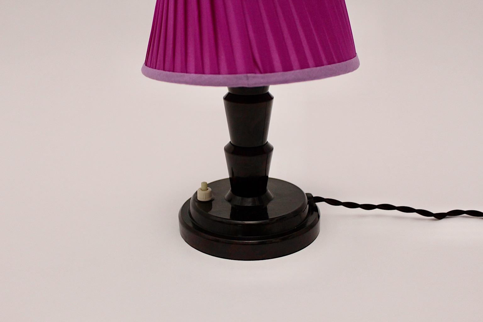 Tissu Lampe de table Art Déco vintage plissée lilas, Autriche, années 1930 en vente