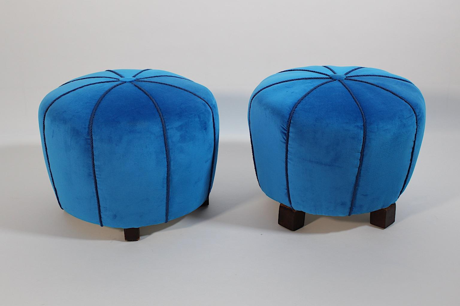 Milieu du XXe siècle Art Deco Vintage Beeche Bleu Velours Paire de Tabourets Duo circa 1930 Autriche en vente
