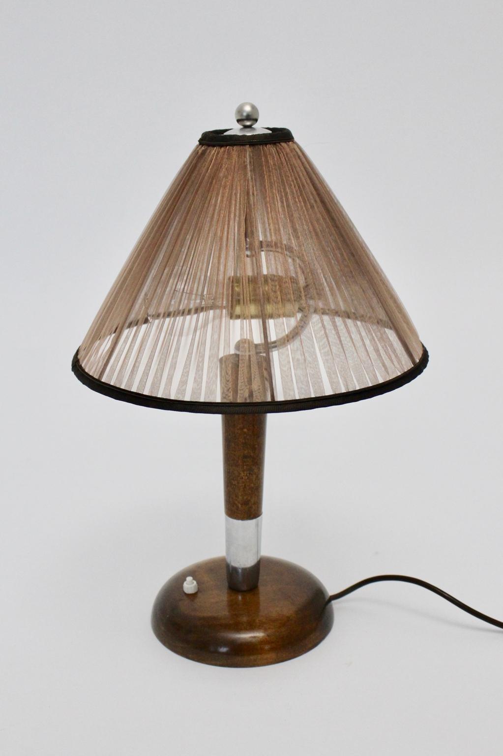 Vintage-Tischlampe aus Buche und Nickel, Art déco, um 1930, Österreich (Beschichtet) im Angebot