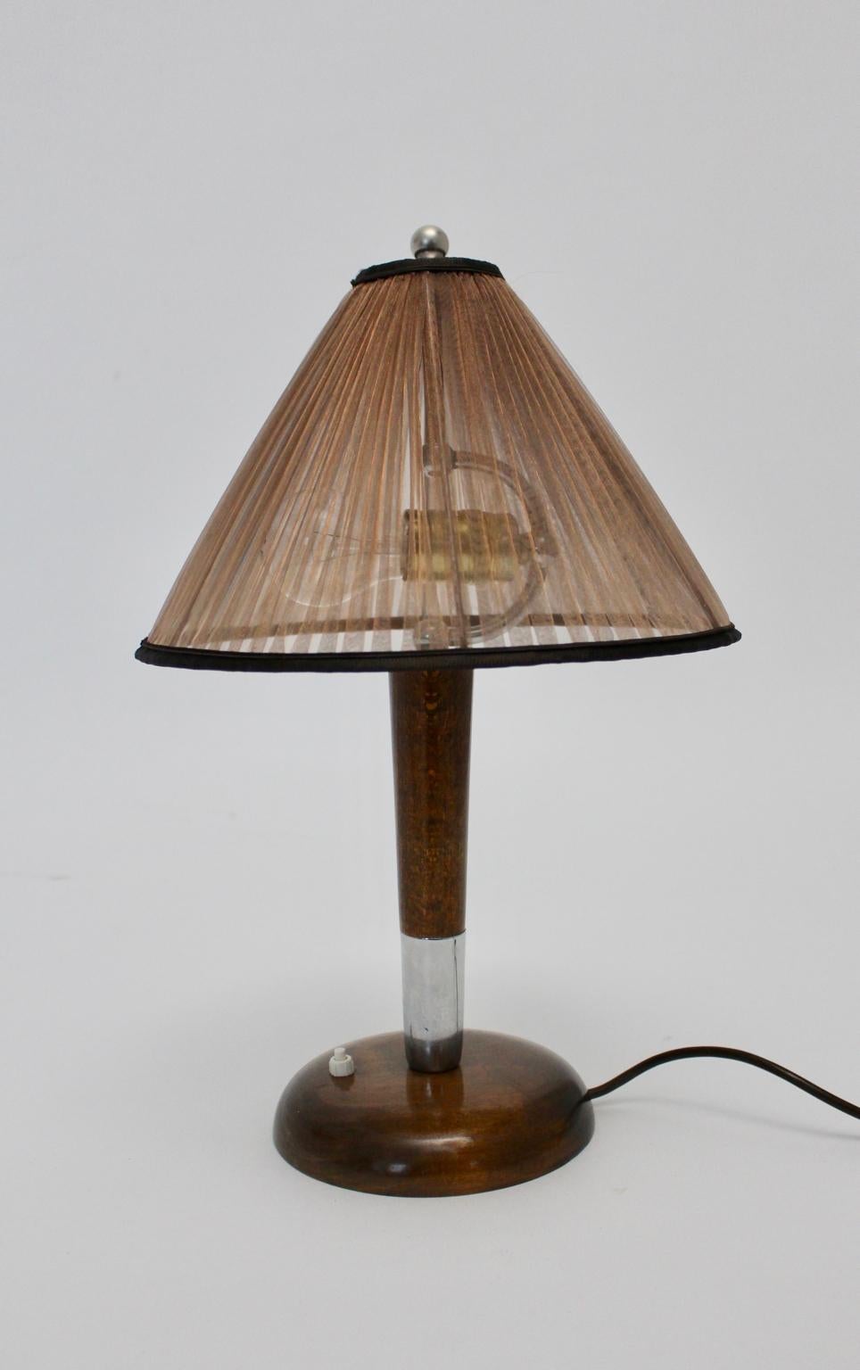 Vintage-Tischlampe aus Buche und Nickel, Art déco, um 1930, Österreich im Zustand „Gut“ im Angebot in Vienna, AT