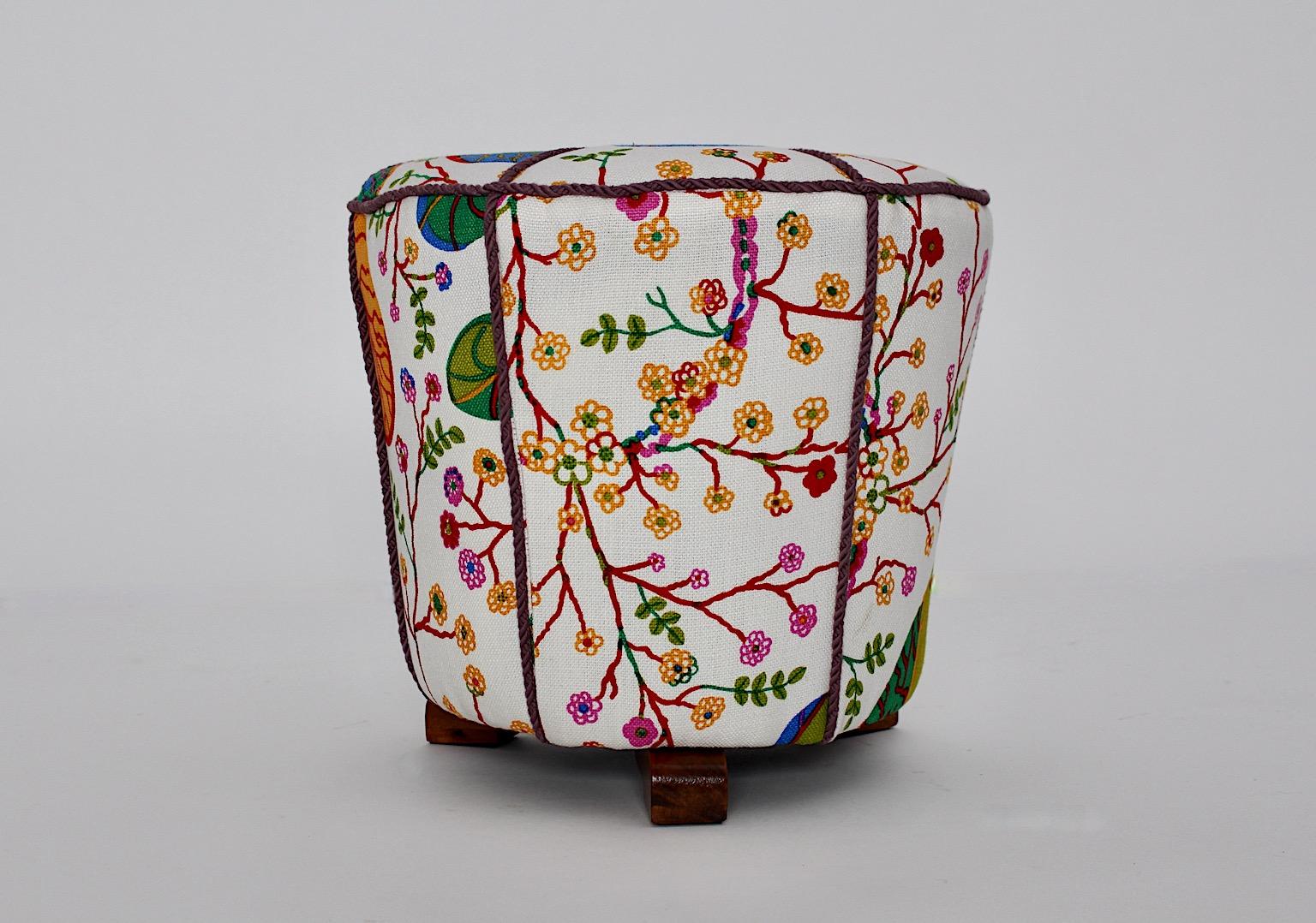 Pouf o sgabello o pouf d'epoca Art Déco con tre piedi in legno di faggio progettato e prodotto negli anni '30 in Austria.
Un fantastico sgabello rivestito con un tessuto fresco e colorato disegnato da Josef Frank e prodotto da Svenskt Tenn. Decorato