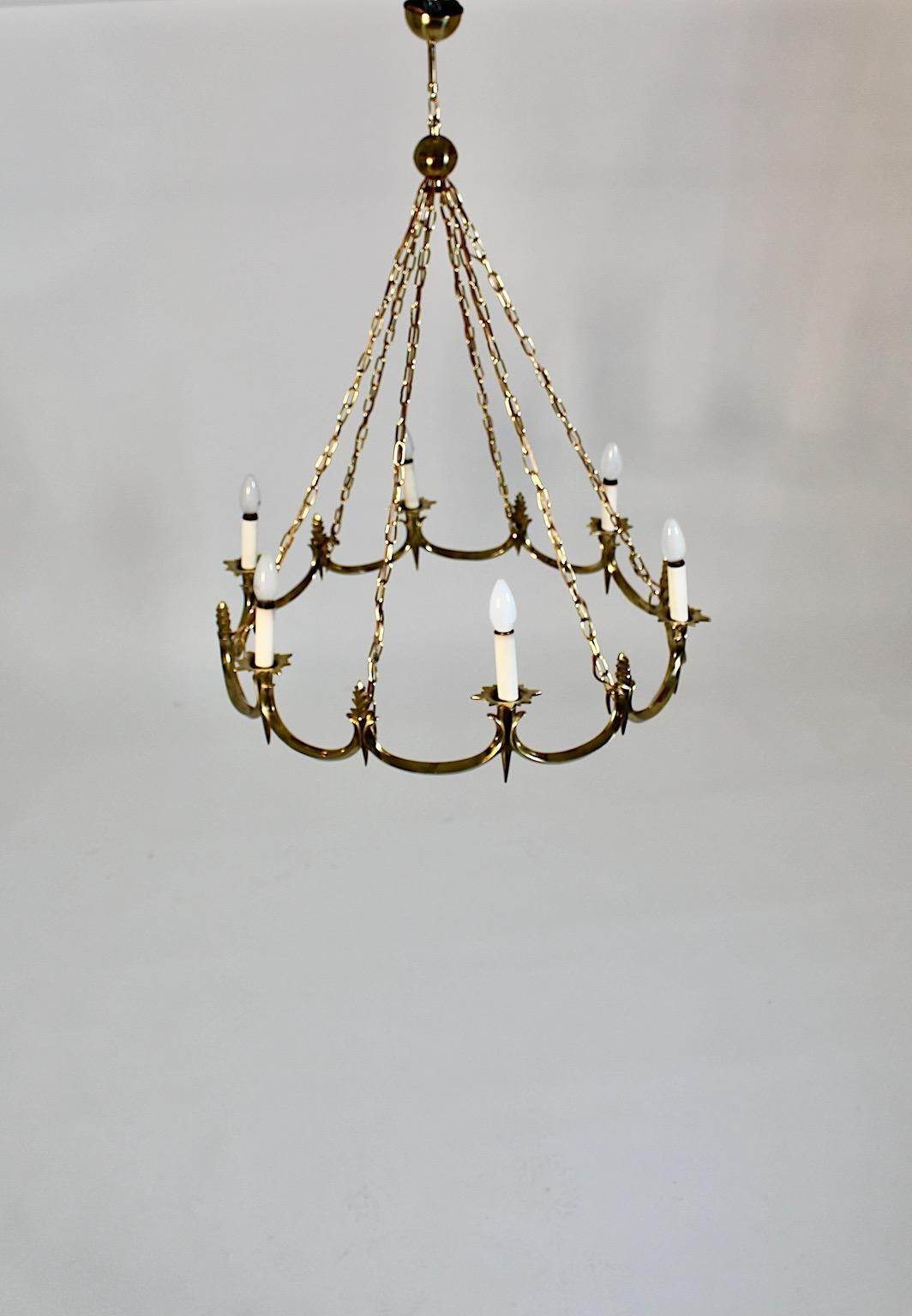 Lampadario circolare d'epoca in ottone massiccio Art of Vintage Style Dagobert Peche
Anni '20, Vienna.
Uno splendido lampadario in ottone massiccio di forma circolare con i tipici
Elementi Art Déco in forma stellata nello stile di Dagobert Peche,