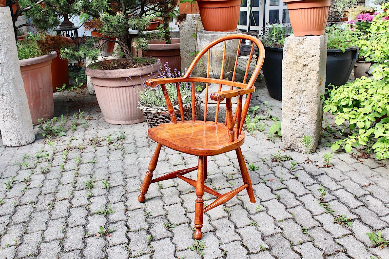 Fauteuil Art Déco vintage en hêtre brun ou chaise Windsor, qui a été conçu par Josef Frank, vers 1925, Autriche.
Le fauteuil a été réalisé en hêtre massif, teinté cerisier et laqué naturel. Ainsi, le ton brun chaud s'accorde parfaitement avec le