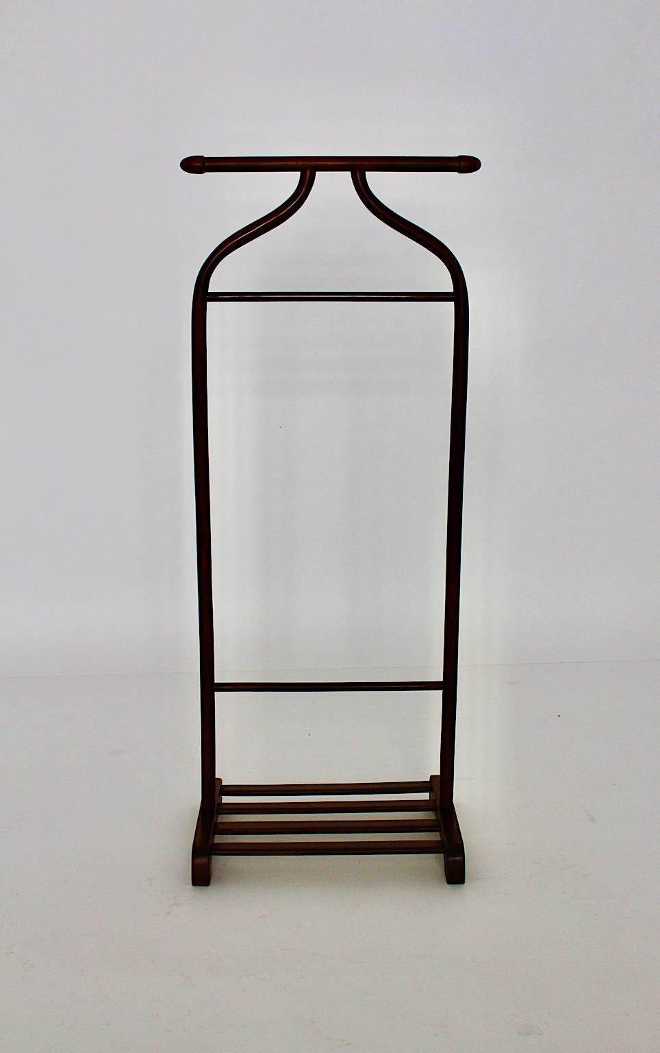 Art Deco vintage valet or coat rack by Gebrüder Thonet from beech bentwood in brown stained color, 1920s, Vienna.
Wonderful and usable valet from the Viennese Art Deco period.
Very good condition and ready to use in your anteroom or