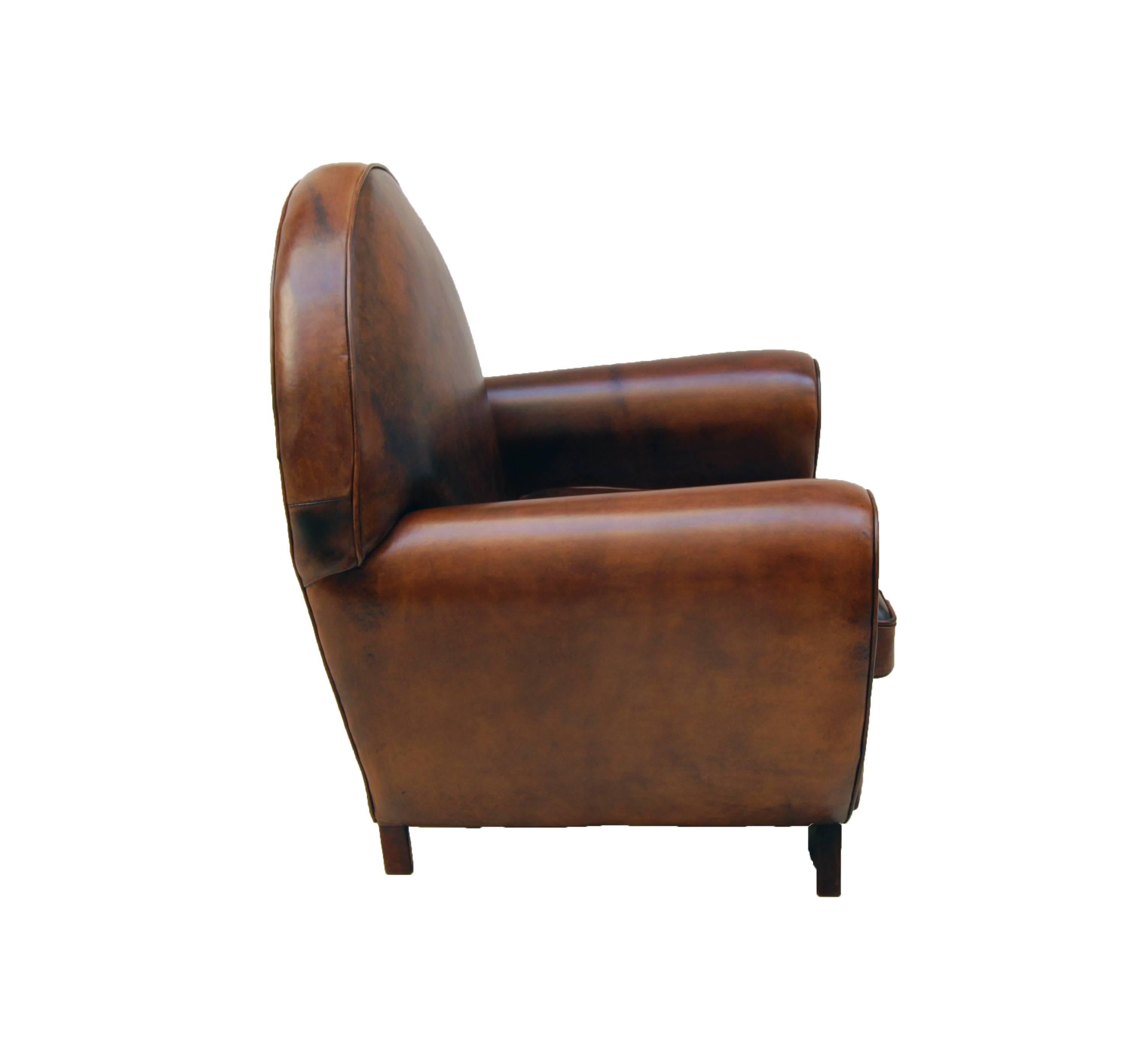 Dieser Clubsessel ist mit handpatiniertem Schafsleder bezogen. Die Sessel haben eine sehr schöne Art-Déco-Form. Das Leder ist sehr robust und es ist sehr bequem zu sitzen.
