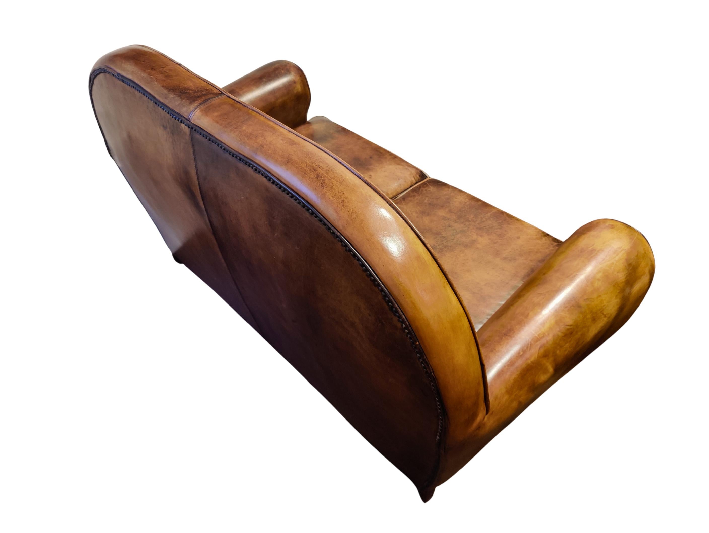 Patiné Canapé club Art Déco vintage en cuir marron-cognac en vente