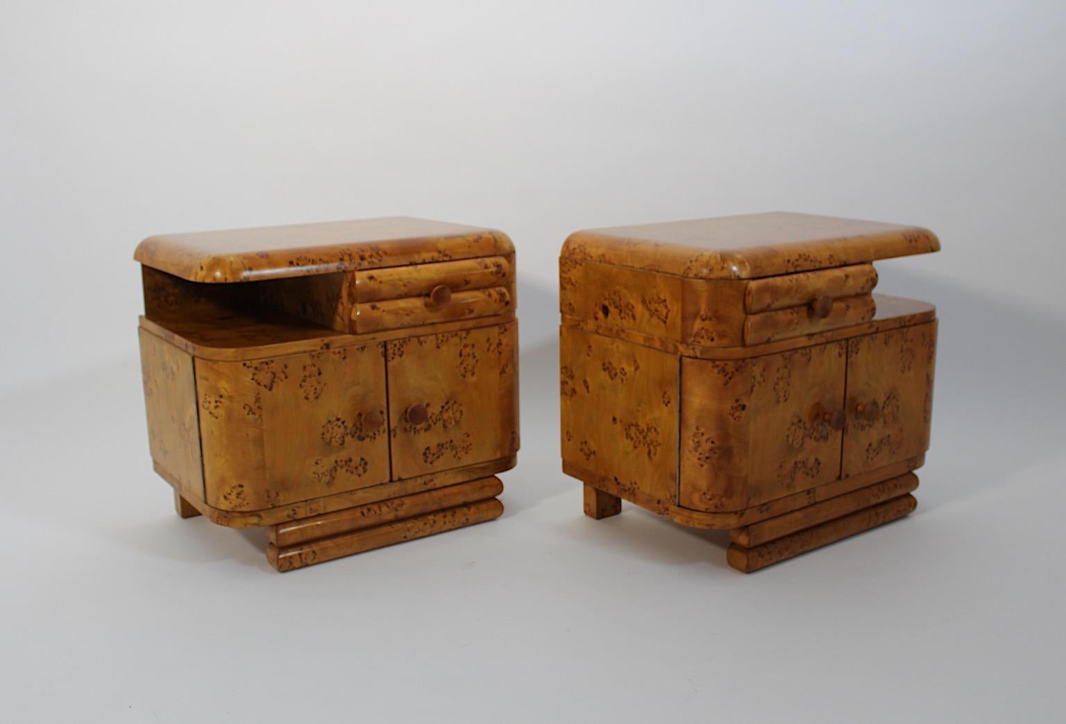 Art Deco Vintage Brown Pappel Nachttische Pair Duo 1930er Wien (Furnier) im Angebot