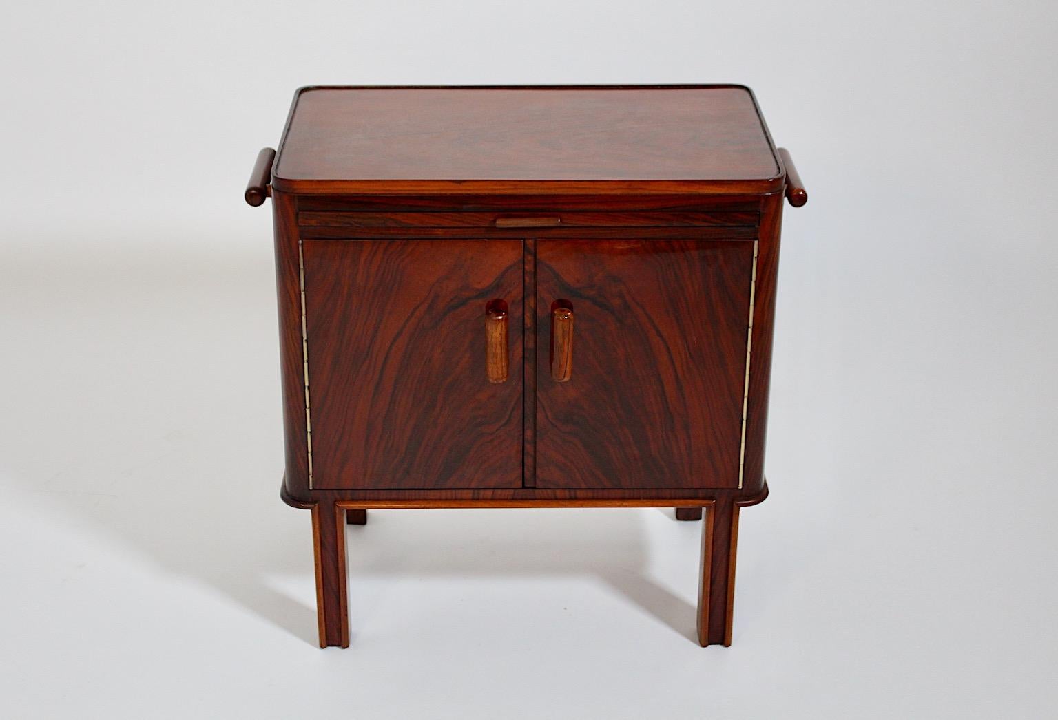 Tavolino o cassapanca vintage in noce di Art of Vintage degli anni '30.
Una meravigliosa cassapanca o tavolino indipendente in stile Art Déco della serie di 

