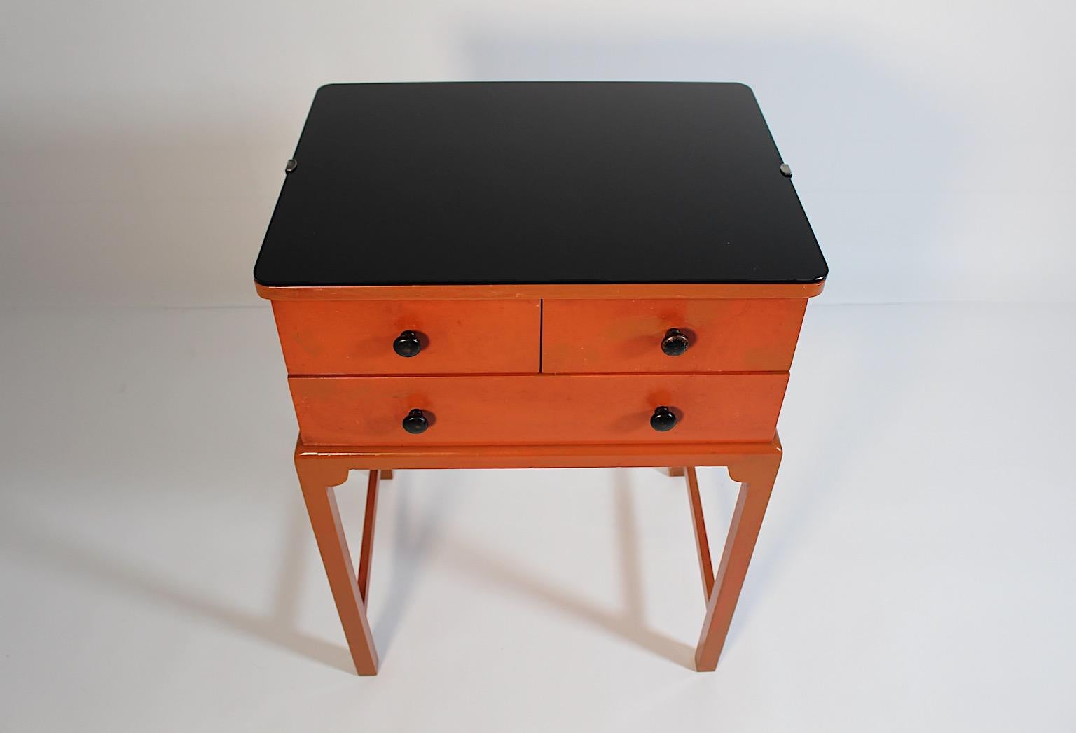 Art of Vintage Arancio bruciato Nero Tavolino a cassapanca in legno 1930s in vendita 4