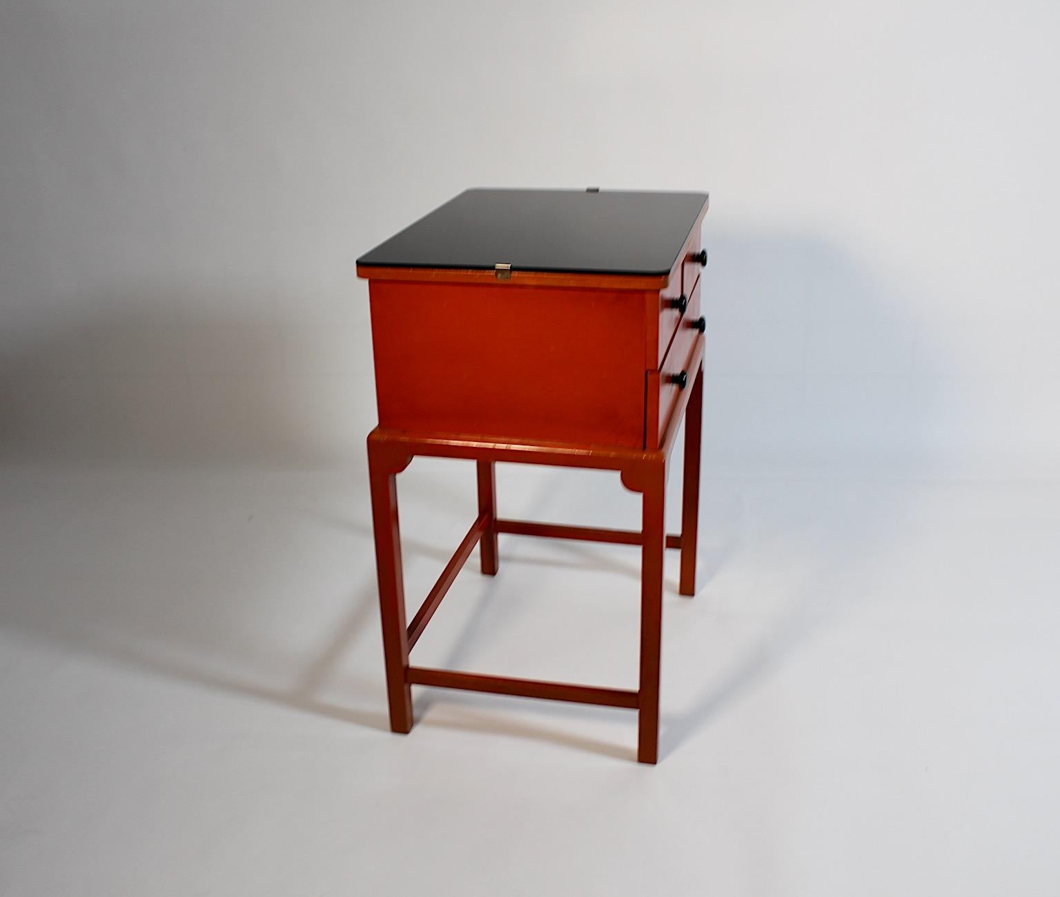 Art of Vintage Arancio bruciato Nero Tavolino a cassapanca in legno 1930s in vendita 5