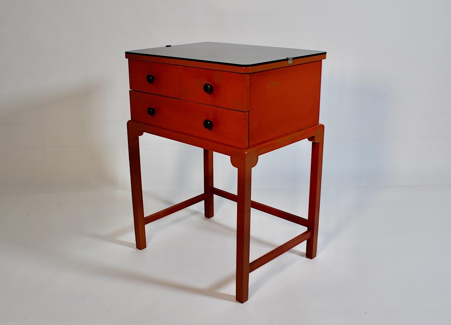 Art of Vintage Arancio bruciato Nero Tavolino a cassapanca in legno 1930s in vendita 6