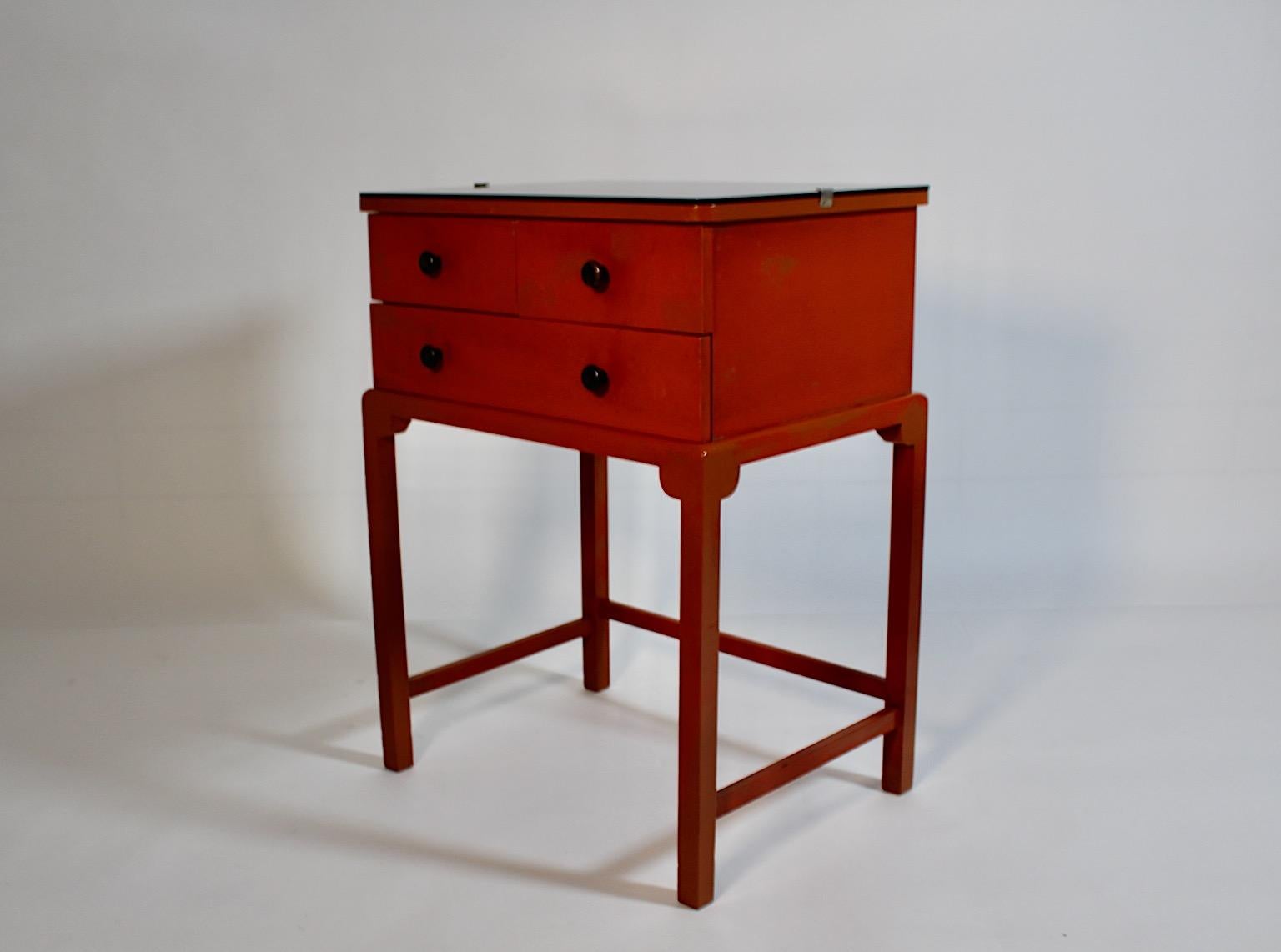 Art of Vintage Arancio bruciato Nero Tavolino a cassapanca in legno 1930s in vendita 7