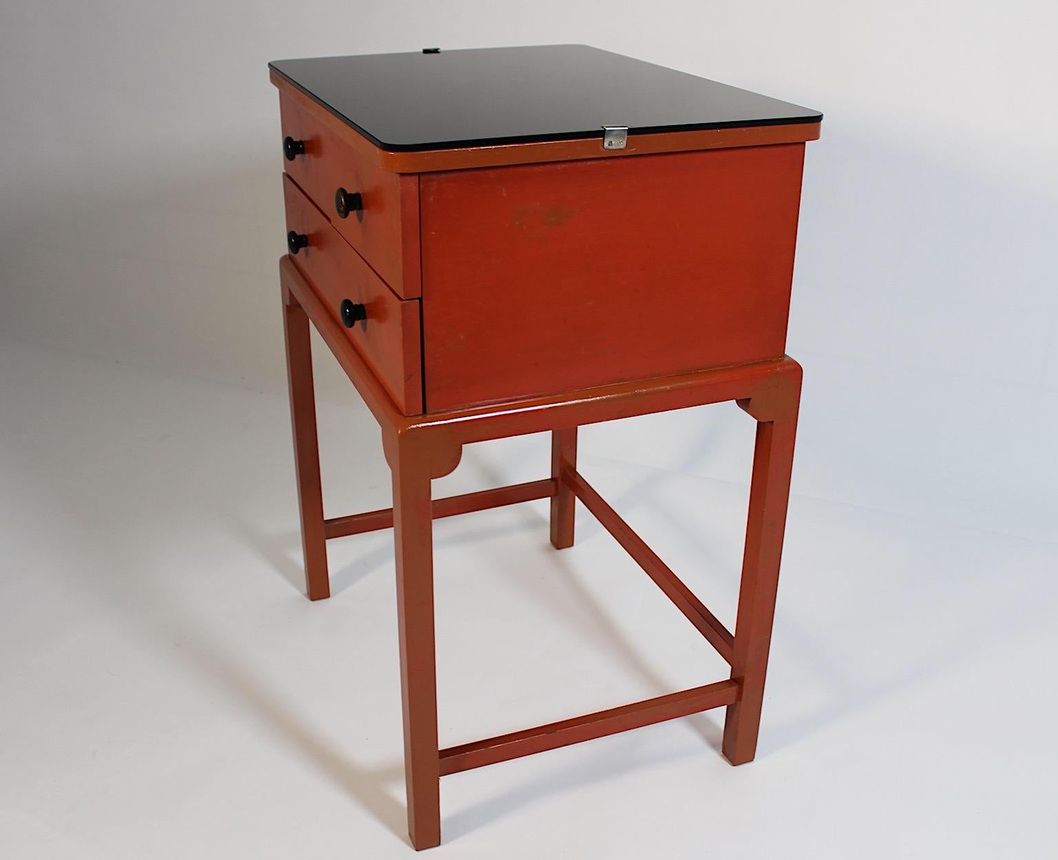 Art of Vintage Arancio bruciato Nero Tavolino a cassapanca in legno 1930s in vendita 8