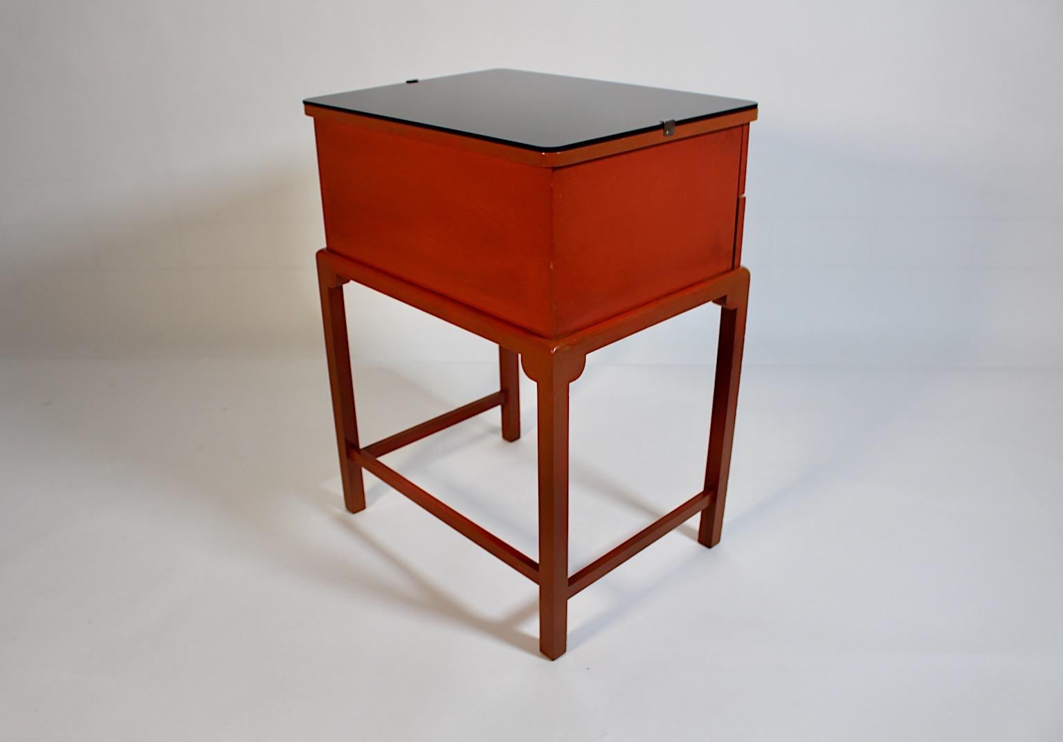 Art of Vintage Arancio bruciato Nero Tavolino a cassapanca in legno 1930s in vendita 9