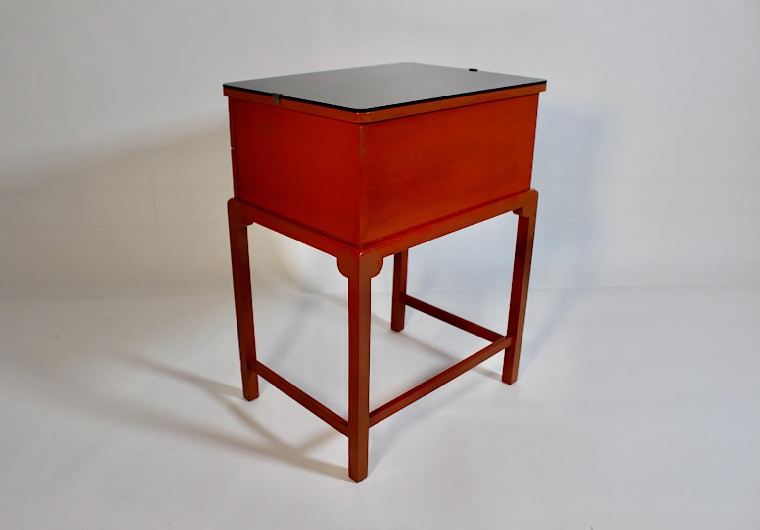 Art of Vintage Arancio bruciato Nero Tavolino a cassapanca in legno 1930s in vendita 10