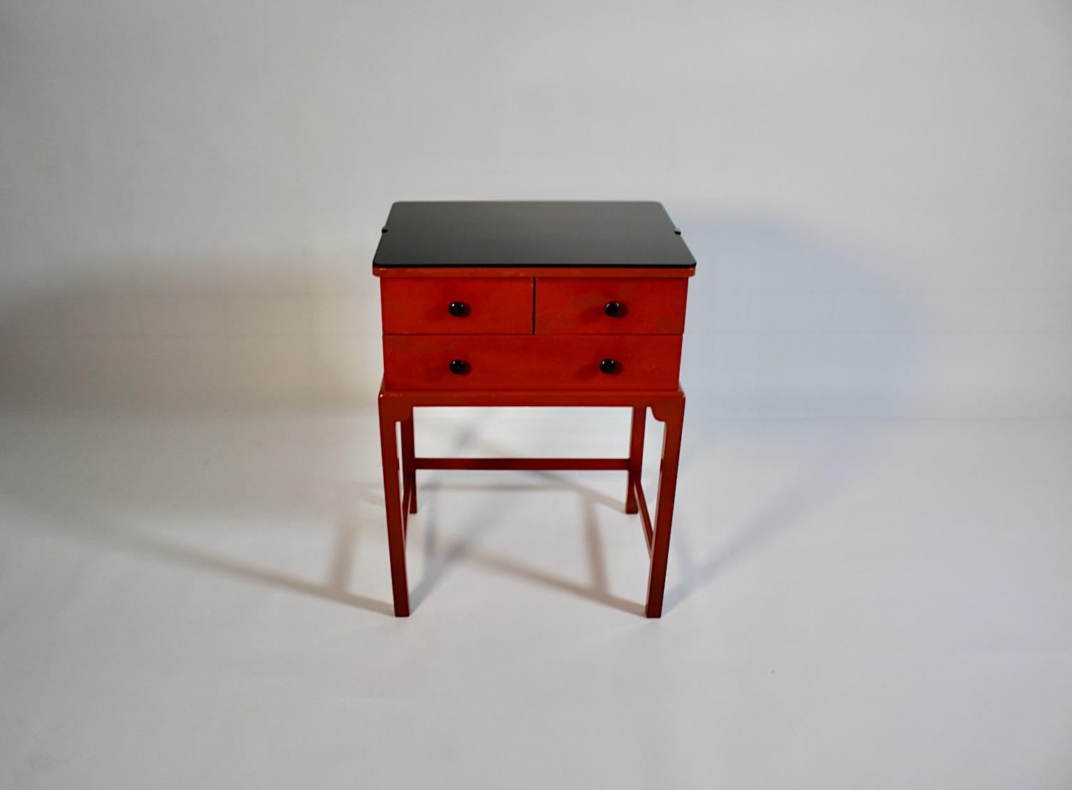 Art of Vintage Arancio bruciato Nero Tavolino a cassapanca in legno 1930s In condizioni buone in vendita a Vienna, AT