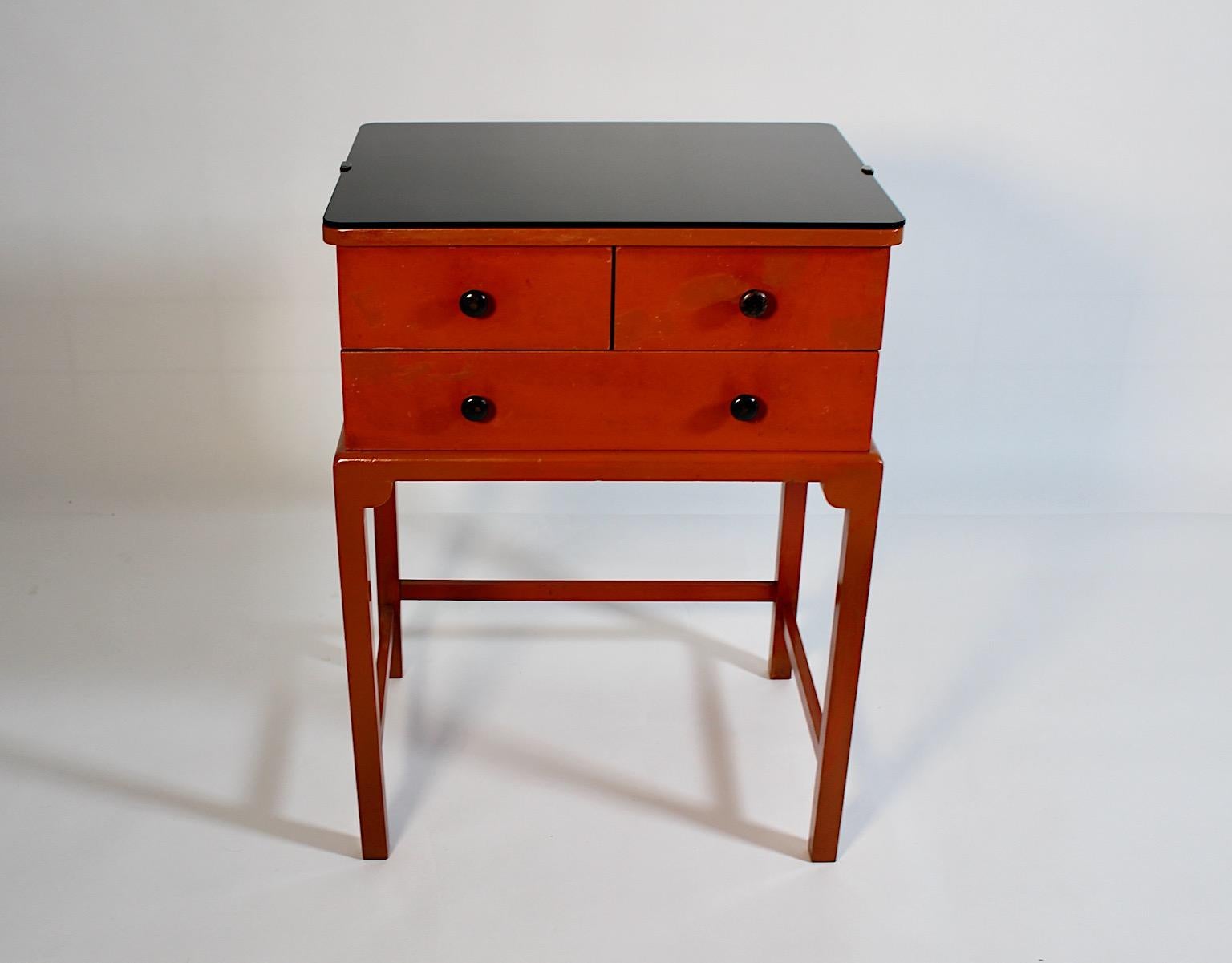 Metà XX secolo Art of Vintage Arancio bruciato Nero Tavolino a cassapanca in legno 1930s in vendita