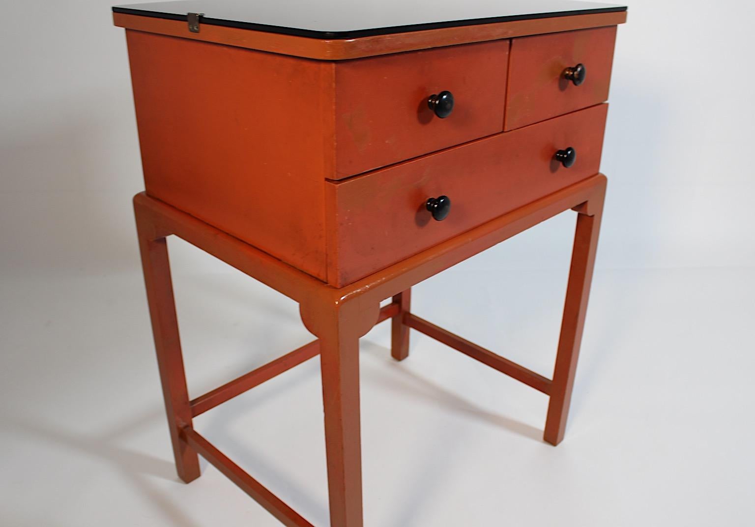 Art of Vintage Arancio bruciato Nero Tavolino a cassapanca in legno 1930s in vendita 1