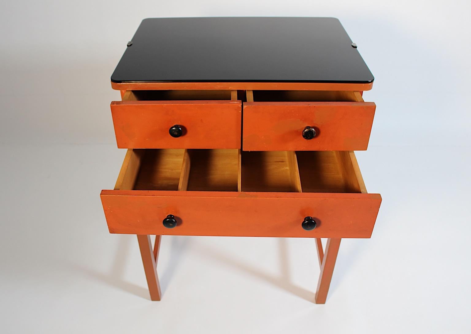 Art of Vintage Arancio bruciato Nero Tavolino a cassapanca in legno 1930s in vendita 2