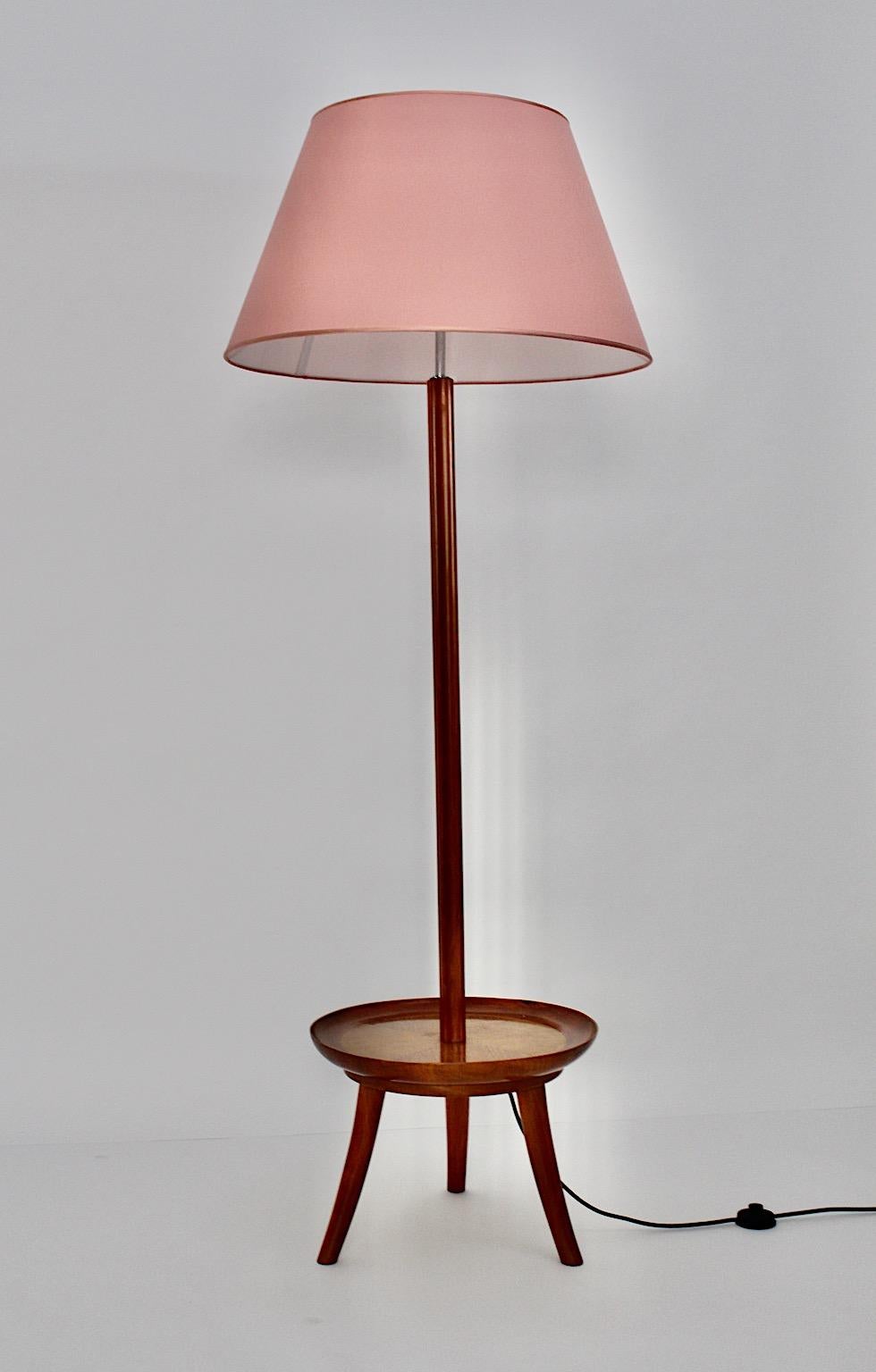 Lampadaire moderne du milieu du siècle Numéro de modèle L 24 ( 5390 )  en cerisier massif et en cerisier plaqué, conçu par Julius Jirasek pour Werkstätte Hagenauer, vers 1945 Vienne.
Un magnifique lampadaire présentant une composition d'une table de